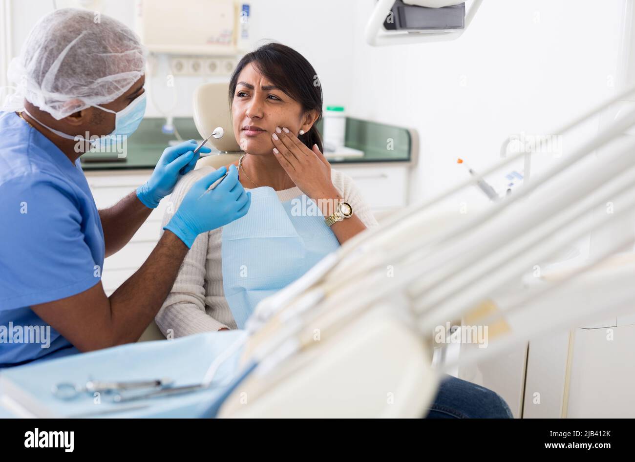 Professioneller Arzt Mann im Gespräch mit dem Patienten auf dem Stuhl Stockfoto