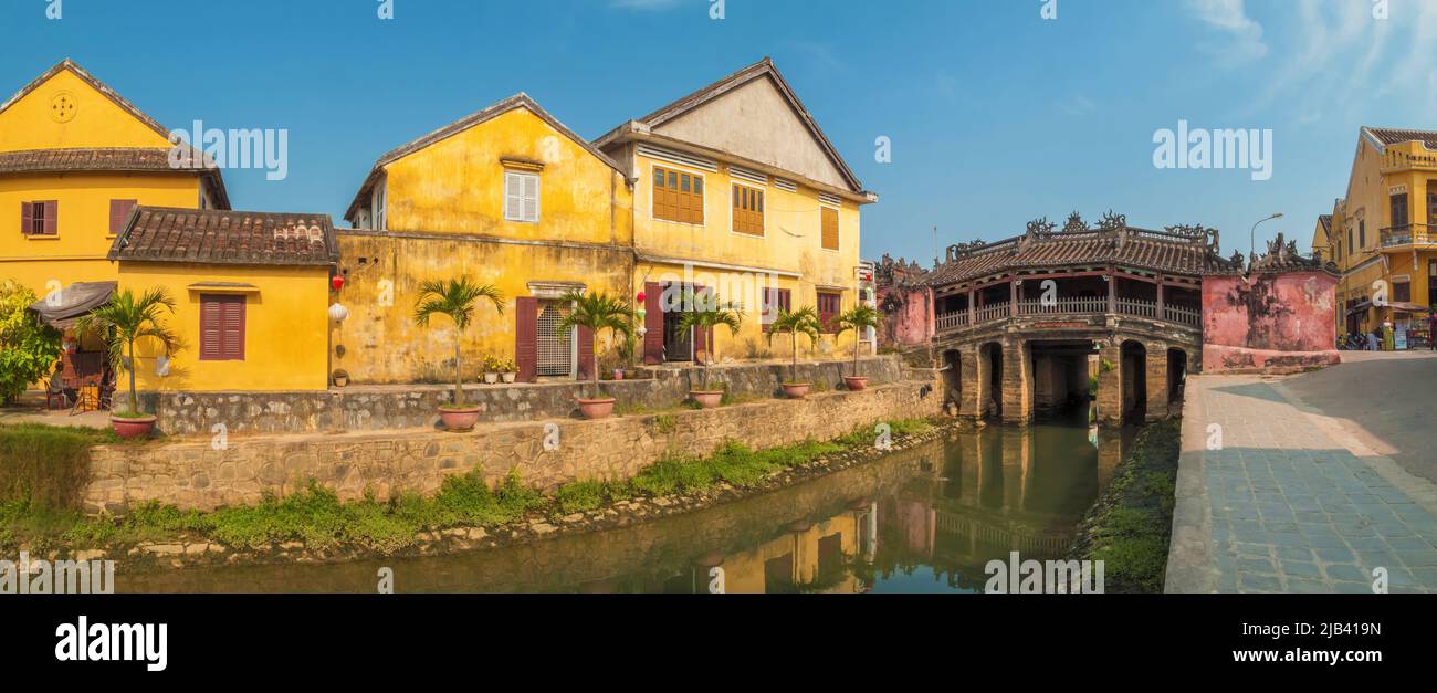 Panorama der japanischen überdachten Brücke und der umliegenden Gebäude, Hoi an, Provinz Quang Nam, Vietnam Stockfoto