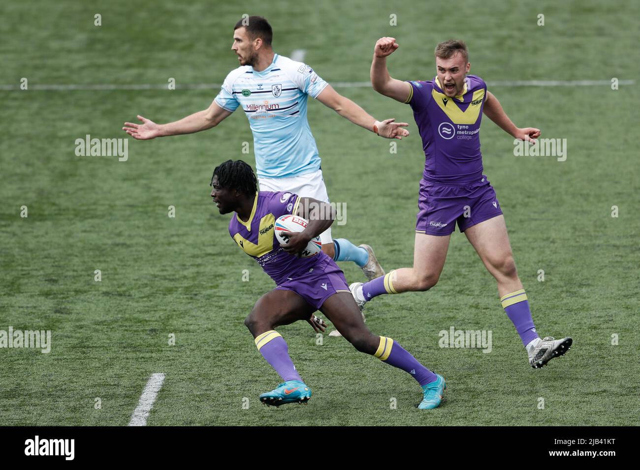 NEWCASTLE UPON TYNE, GROSSBRITANNIEN. JUN 2. Gideon Boafo in Aktion während des WETTLAUFS DER BETFRED Championship zwischen Newcastle Thunder und Featherstone Rovers im Kingston Park, Newcastle am Donnerstag, den 2.. Juni 2022. (Kredit: Will Matthews | MI News) Kredit: MI News & Sport /Alamy Live News Stockfoto