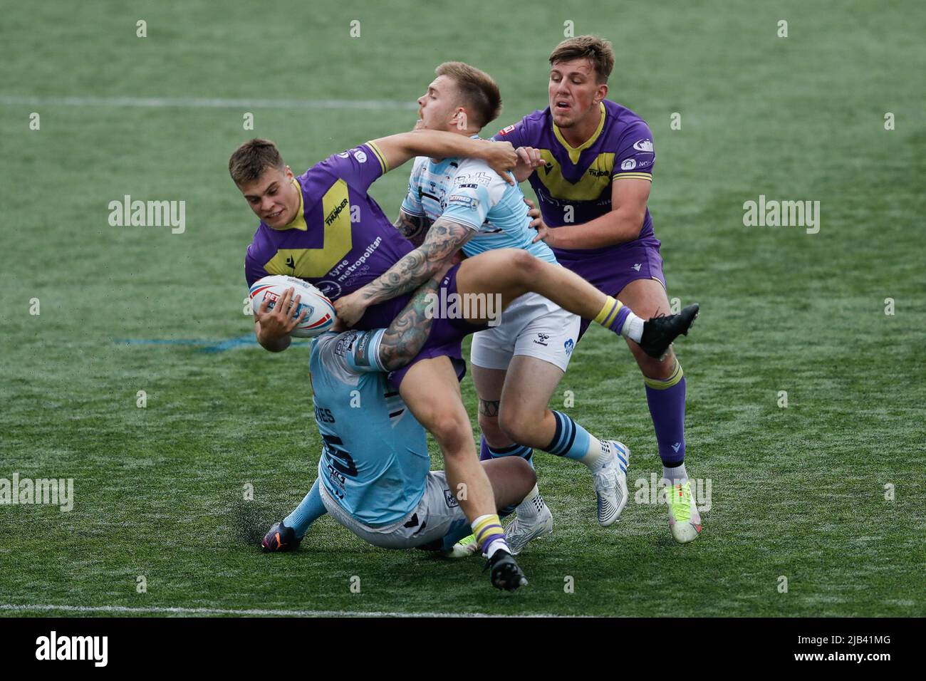 NEWCASTLE UPON TYNE, GROSSBRITANNIEN. JUN 2. Dan Coates of Newcastle Thunder wird am Donnerstag, dem 2.. Juni 2022, während des WETTLAUFS DER BETFRED Championship zwischen Newcastle Thunder und Featherstone Rovers im Kingston Park, Newcastle, angegangen. (Kredit: Will Matthews | MI News) Kredit: MI News & Sport /Alamy Live News Stockfoto