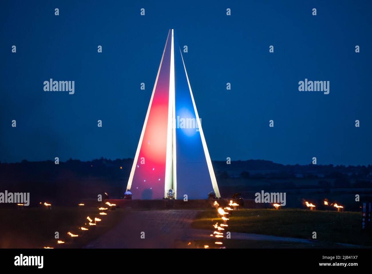 Milton Keynes, Großbritannien. 2.. Mai 2022. Die Queens Platinum Jubilee Feiern die Leuchtfeuer-Zeremonie fand in der Light Pyramid in Campbell Park, Milton Keynes, um 9,45pm Uhr statt. Die 20 Meter hohe Lichtpyramide wurde von Liliane Lijn erschaffen und 2012 installiert. Kredit: Stephen Bell/Alamy Live Nachrichten Stockfoto