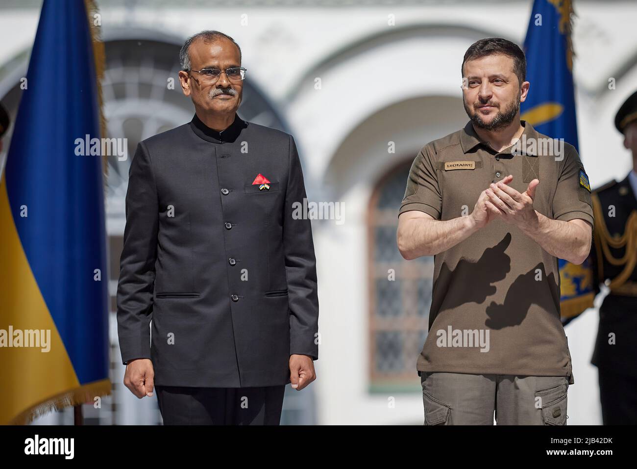 Der Präsident der Ukraine, Volodymyr Zelensky, erhielt heute die Beglaubigungsschreiben der US-Botschafterin Bridget Brink, der Botschafterin der Republik Moldau Valeriu Chiveri und der Botschafterin der Republik Indien Harsh Kumar Jain, die ihre Mission in unserem Land beginnen. Die feierliche Übergabe der Beglaubigungsschreiben fand auf dem Territorium der Nationalen Reserve „Sophia von Kiew“ unter Beteiligung von Vertretern aller ausländischen Länder statt, deren Botschaften ihre Arbeit in der Ukraine bereits wieder aufgenommen haben. Foto: Ukraine President's Office Stockfoto