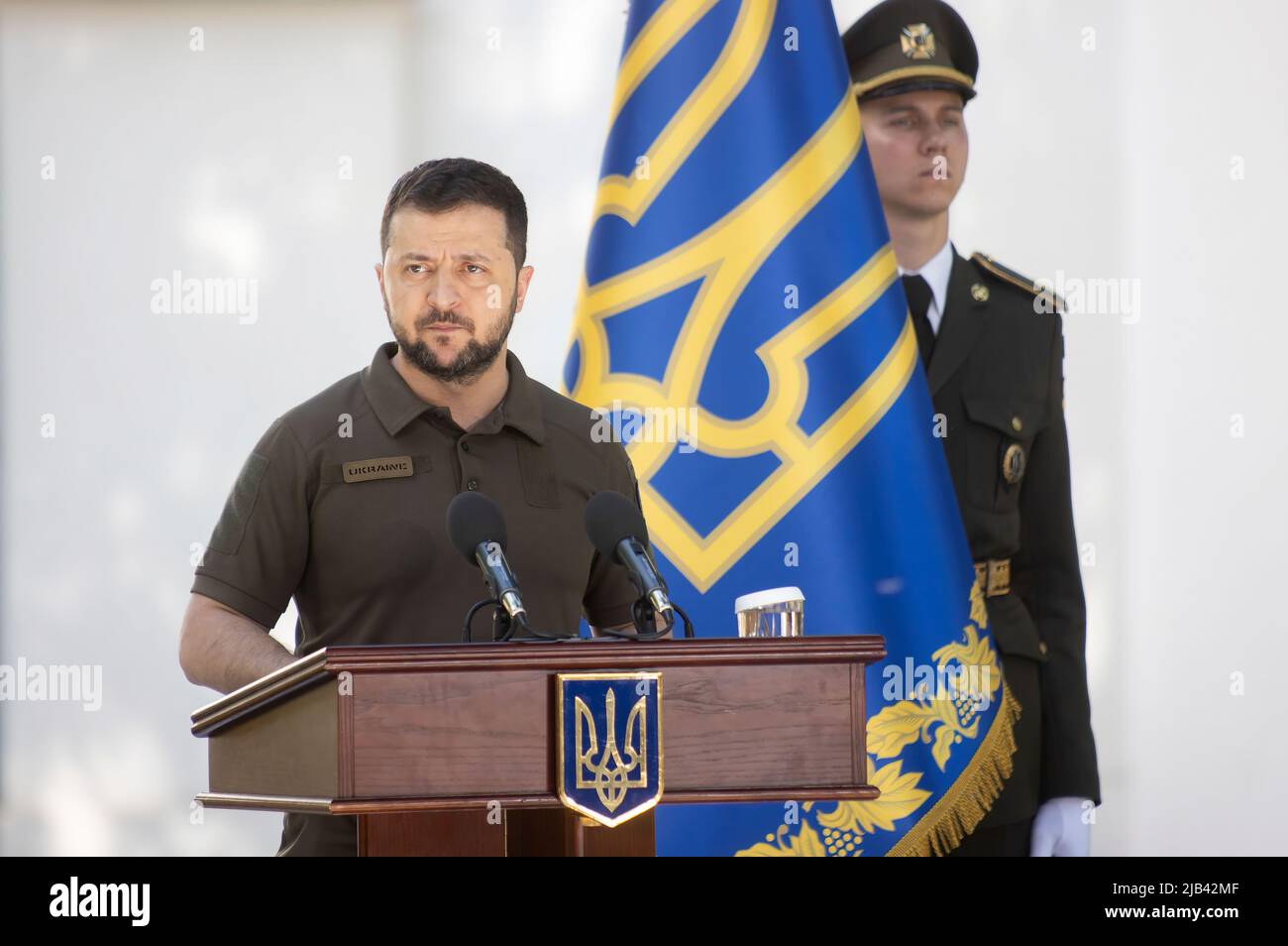 Der Präsident der Ukraine, Volodymyr Zelensky, erhielt heute die Beglaubigungsschreiben der US-Botschafterin Bridget Brink, der Botschafterin der Republik Moldau Valeriu Chiveri und der Botschafterin der Republik Indien Harsh Kumar Jain, die ihre Mission in unserem Land beginnen. Die feierliche Übergabe der Beglaubigungsschreiben fand auf dem Territorium der Nationalen Reserve „Sophia von Kiew“ unter Beteiligung von Vertretern aller ausländischen Länder statt, deren Botschaften ihre Arbeit in der Ukraine bereits wieder aufgenommen haben. Foto: Ukraine President's Office Stockfoto