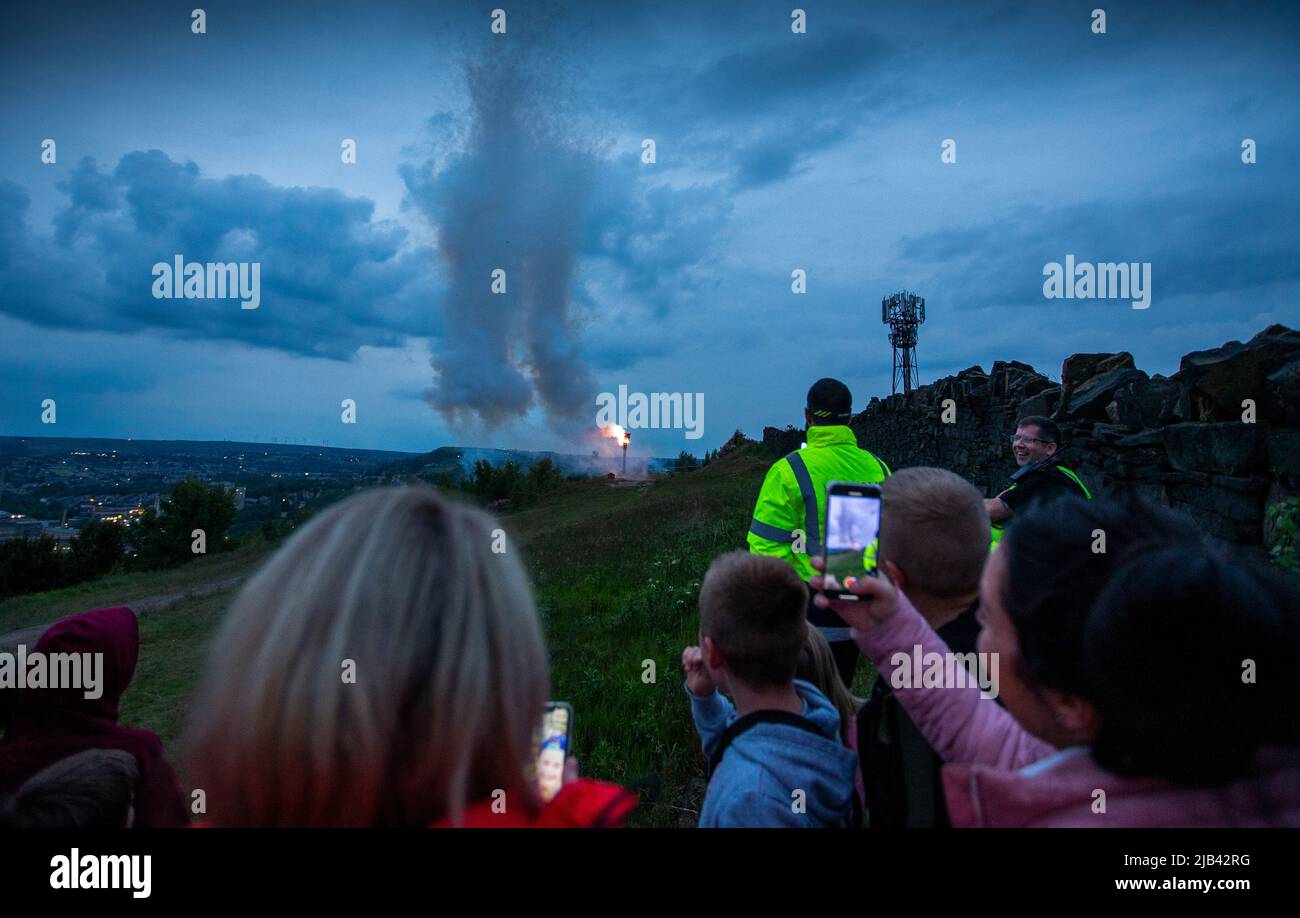 Halifax, West Yorkshire, Großbritannien. 2.. Juni 2022. Die Szenen auf dem Beacon Hill oberhalb von Halifax, Calderdale, West Yorkshire, Großbritannien, als das Leuchtfeuer anlässlich des Queens Platinum Jubilee am Donnerstagabend angezündet wurde. Kredit: Windmill Images/Alamy Live Nachrichten Stockfoto