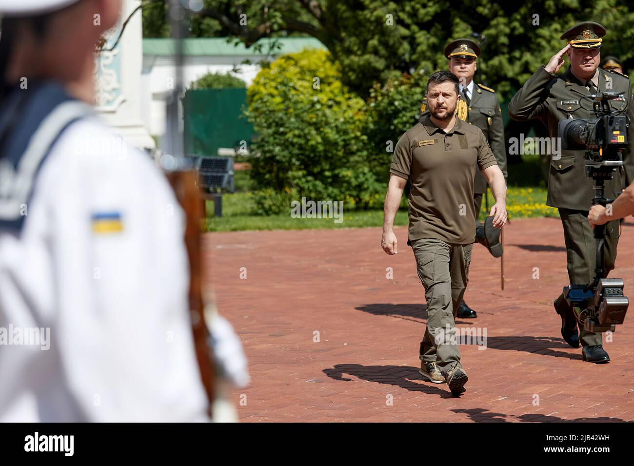 Der Präsident der Ukraine, Volodymyr Zelensky, erhielt heute die Beglaubigungsschreiben der US-Botschafterin Bridget Brink, der Botschafterin der Republik Moldau Valeriu Chiveri und der Botschafterin der Republik Indien Harsh Kumar Jain, die ihre Mission in unserem Land beginnen. Die feierliche Übergabe der Beglaubigungsschreiben fand auf dem Territorium der Nationalen Reserve „Sophia von Kiew“ unter Beteiligung von Vertretern aller ausländischen Länder statt, deren Botschaften ihre Arbeit in der Ukraine bereits wieder aufgenommen haben. Foto: Ukraine President's Office Stockfoto