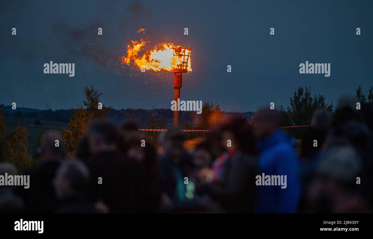 Halifax, West Yorkshire, Großbritannien. 2.. Juni 2022. Die Szenen auf dem Beacon Hill oberhalb von Halifax, Calderdale, West Yorkshire, Großbritannien, als das Leuchtfeuer anlässlich des Queens Platinum Jubilee am Donnerstagabend angezündet wurde. Kredit: Windmill Images/Alamy Live Nachrichten Stockfoto