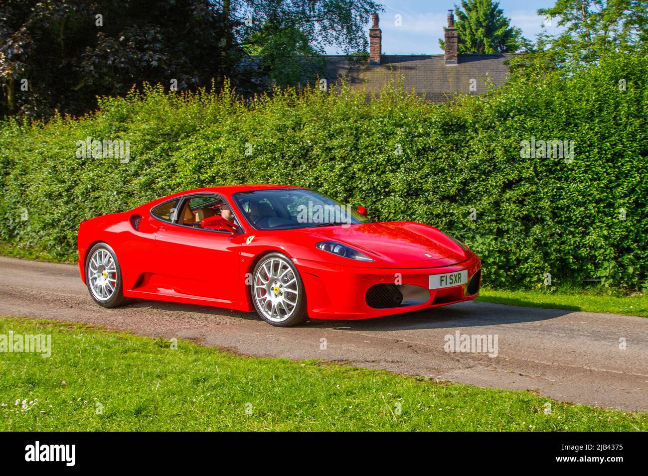 2006 roter Ferrari F430 4308 cm3 5-Gang-Coupé mit Schaltgetriebe 2DR kommt im Worden Park Motor Village zum Leyland Festival in Großbritannien an Stockfoto