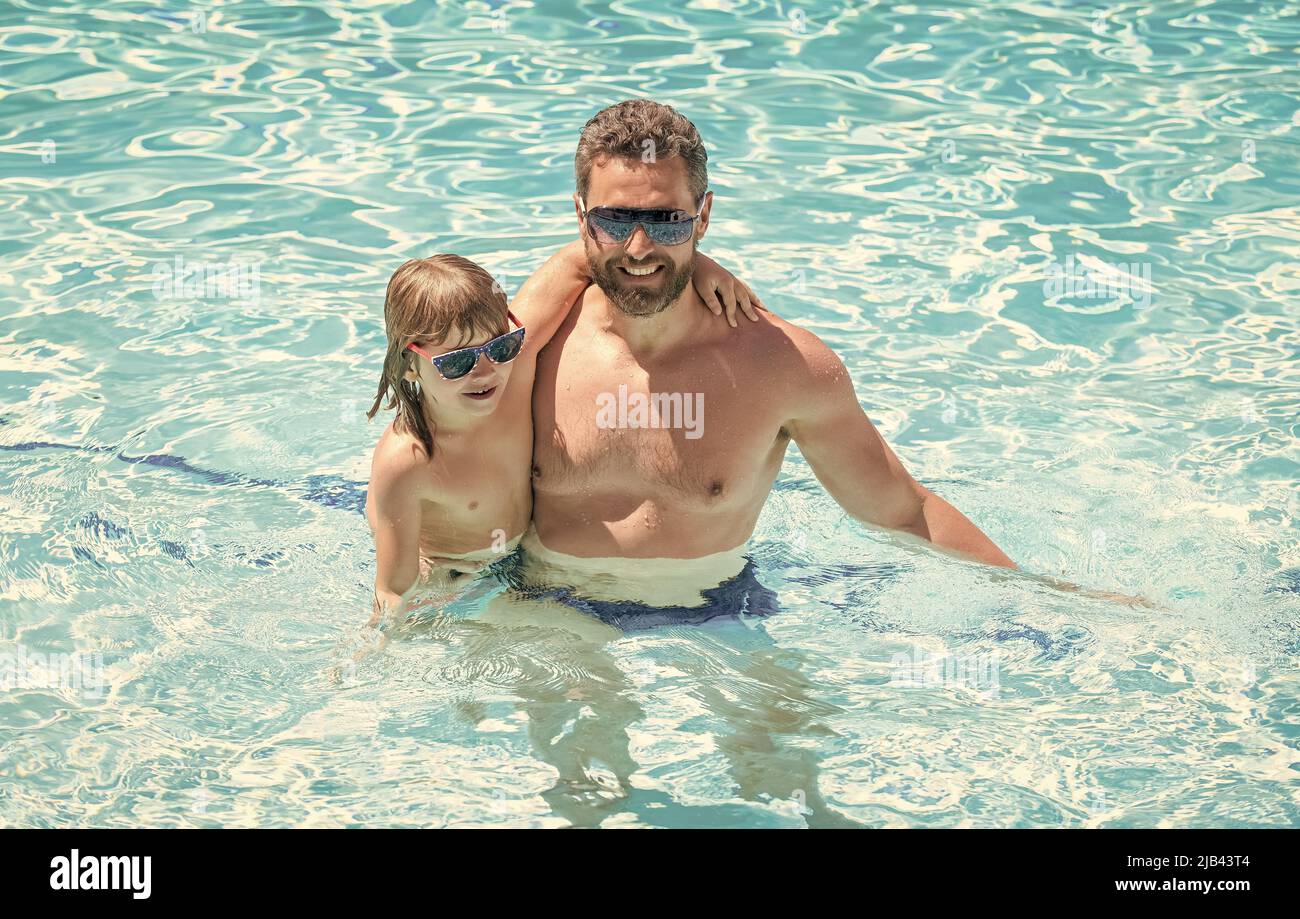 Kindheit und Elternschaft. Vater und Sohn tragen im Schwimmbad eine Brille. Stockfoto