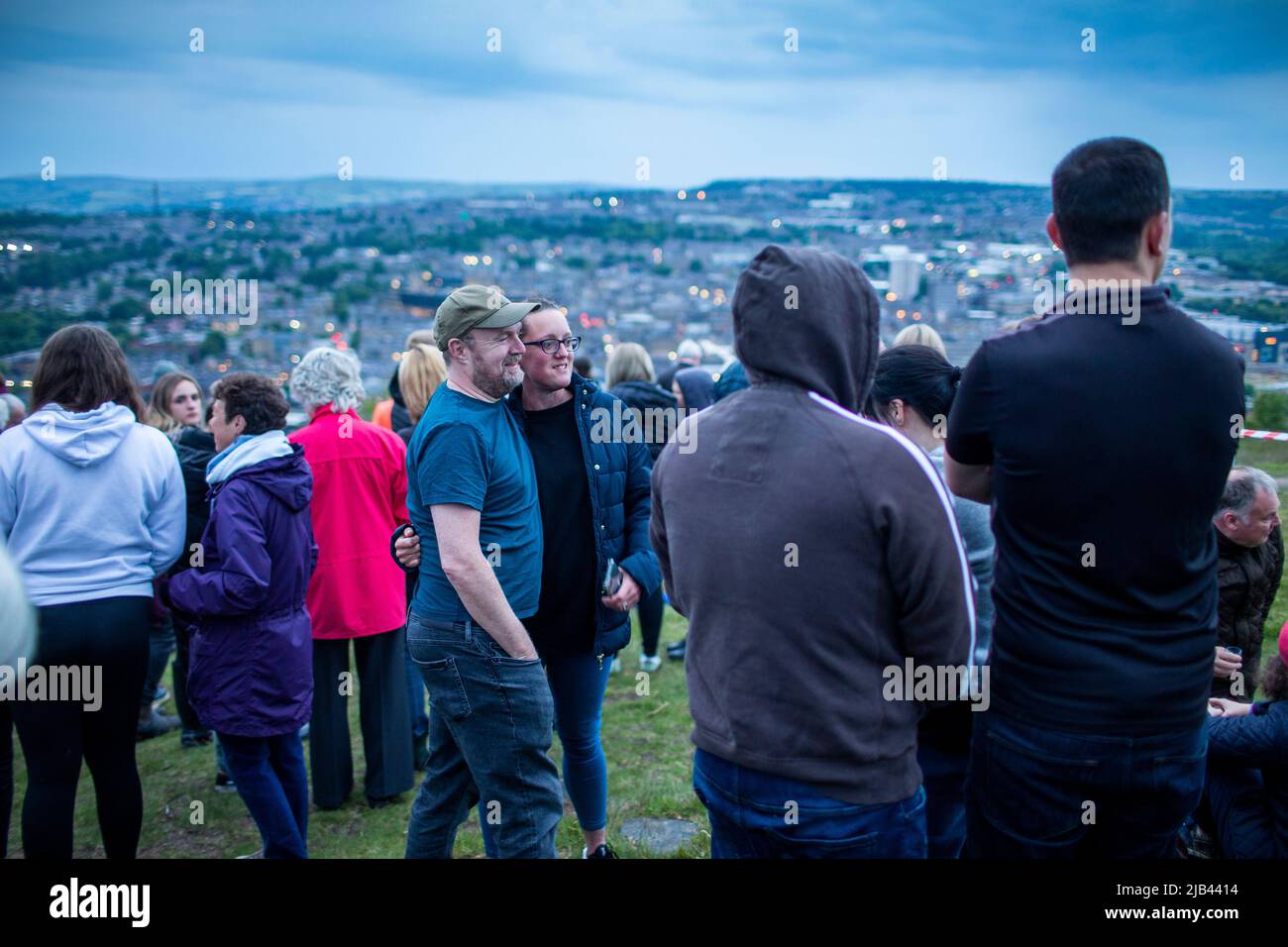 Halifax, West Yorkshire, Großbritannien. 2.. Juni 2022. Die Szenen auf dem Beacon Hill oberhalb von Halifax, Calderdale, West Yorkshire, Großbritannien, als das Leuchtfeuer anlässlich des Queens Platinum Jubilee am Donnerstagabend angezündet wurde. Kredit: Windmill Images/Alamy Live Nachrichten Stockfoto