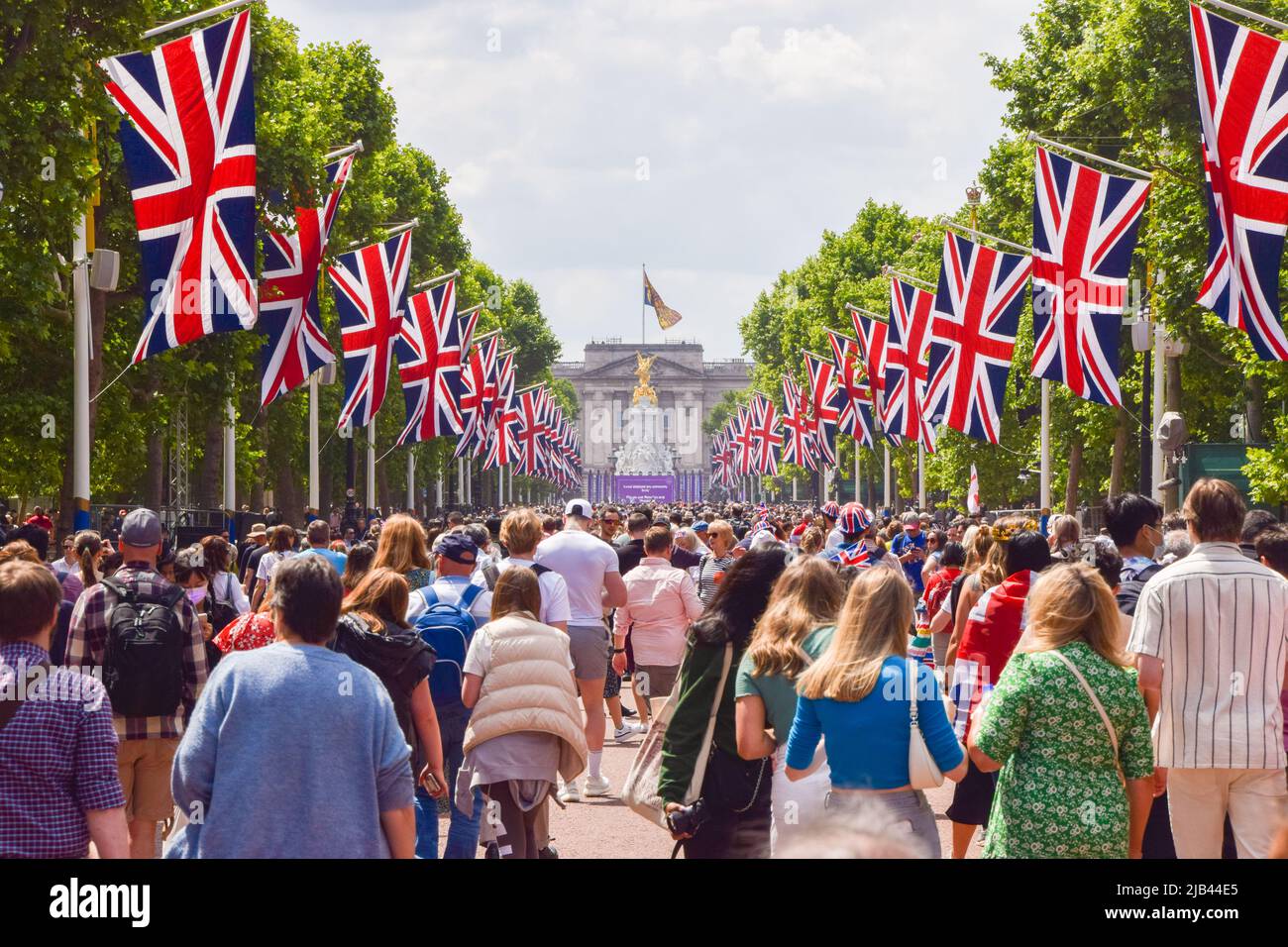 London, Großbritannien. 02.. Juni 2022. Während der Feierlichkeiten wird eine große Menschenmenge auf der Mall zum Buckingham Palace gesehen. Zehntausende Menschen versammelten sich im Zentrum Londons, um das Platin-Jubiläum der Königin am ersten Tag eines besonderen, erweiterten viertägigen Wochenendes anlässlich des 70.. Jahrestages der Thronbesteigung der Königin zu feiern. (Foto: Vuk Valcic/SOPA Images/Sipa USA) Quelle: SIPA USA/Alamy Live News Stockfoto