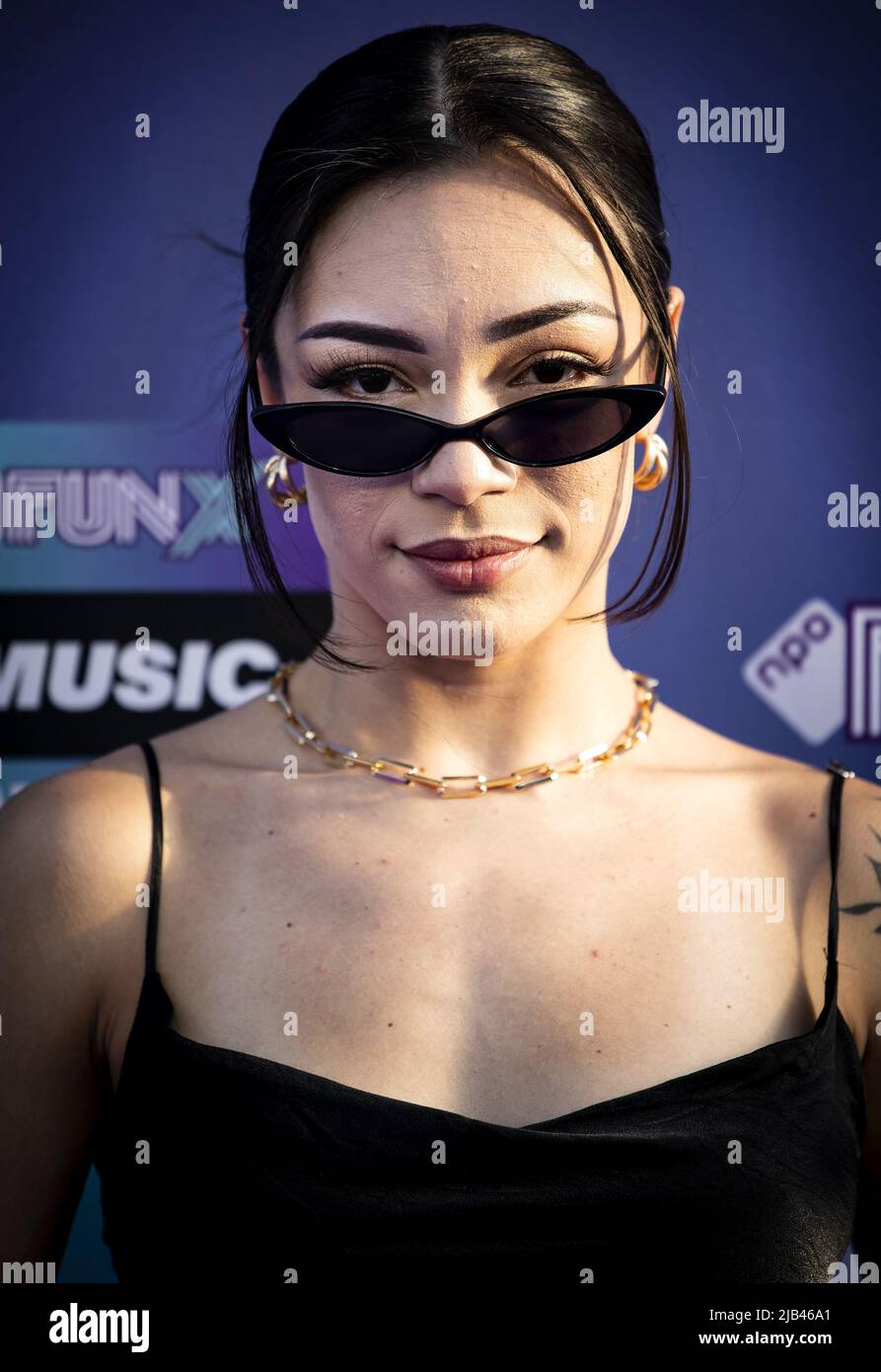 2022-06-02 19:51:03 AMSTERDAM - Sarita Lorena auf dem lila Teppich für die FunX Music Awards in AFAS Live in Amsterdam. Während der Preisverleihung werden die wichtigsten Musikpreise der jungen Niederlande verliehen. ANP RAMON VAN FLYMEN niederlande Out - belgien Out Stockfoto