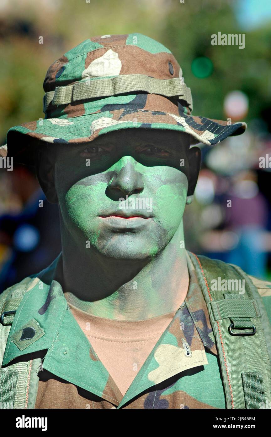 Junge Soldaten in getarnter Armee sehen sich in der Formation vor, die in den Krieg ziehen wird Stockfoto