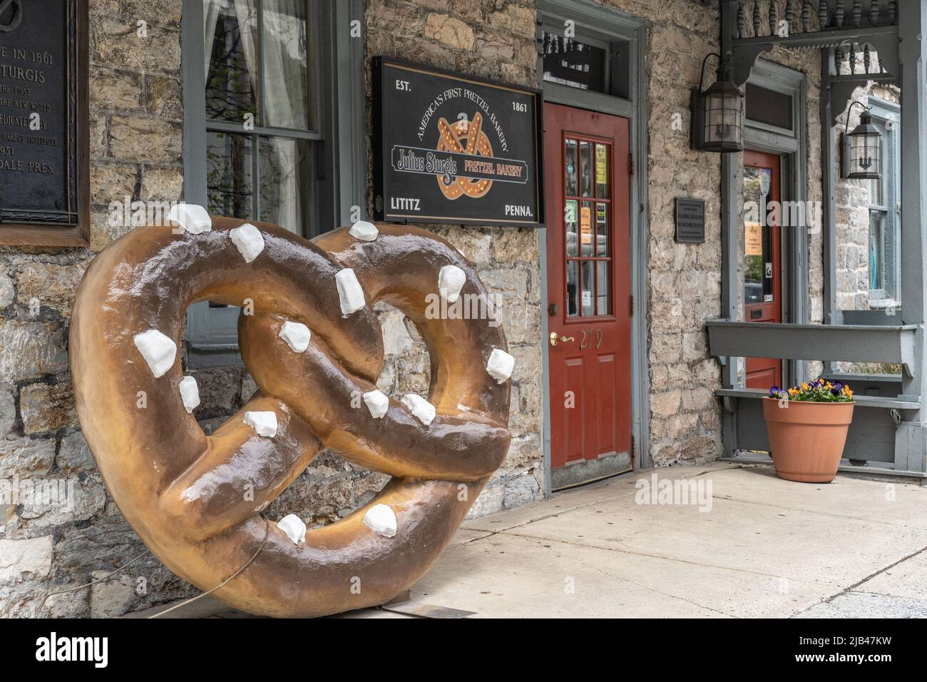 Lititz, PA, USA - 2. Mai 2022: Ein großes Brezelschild in der Julius Sturgis Pretzel Bakery, der ersten kommerziellen Brezelbäckerei in Amerika Stockfoto