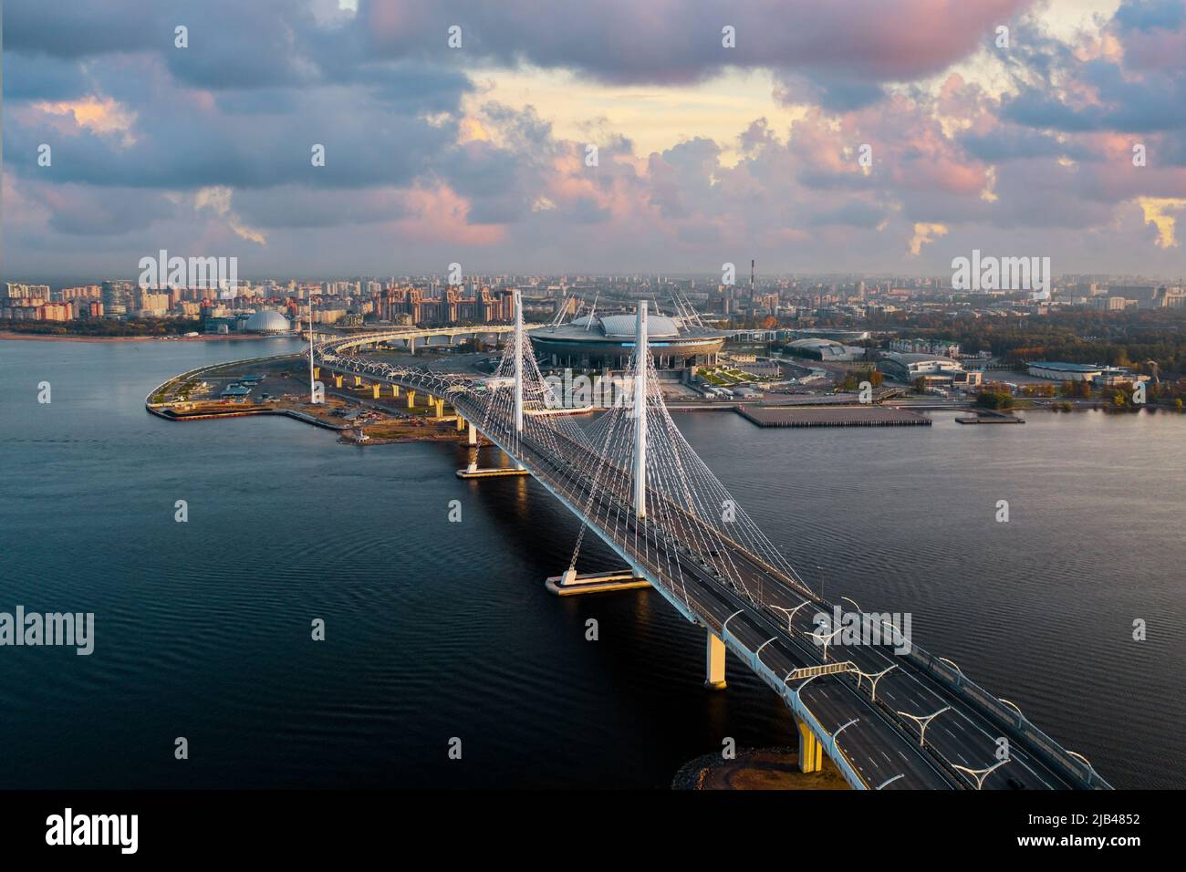 Luftaufnahme des Golfs von Finnland, Sankt-Petersburg, Russland, mit einem Stadion, einem schnellen westlichen Durchmesser und einer Kabelbrücke Stockfoto