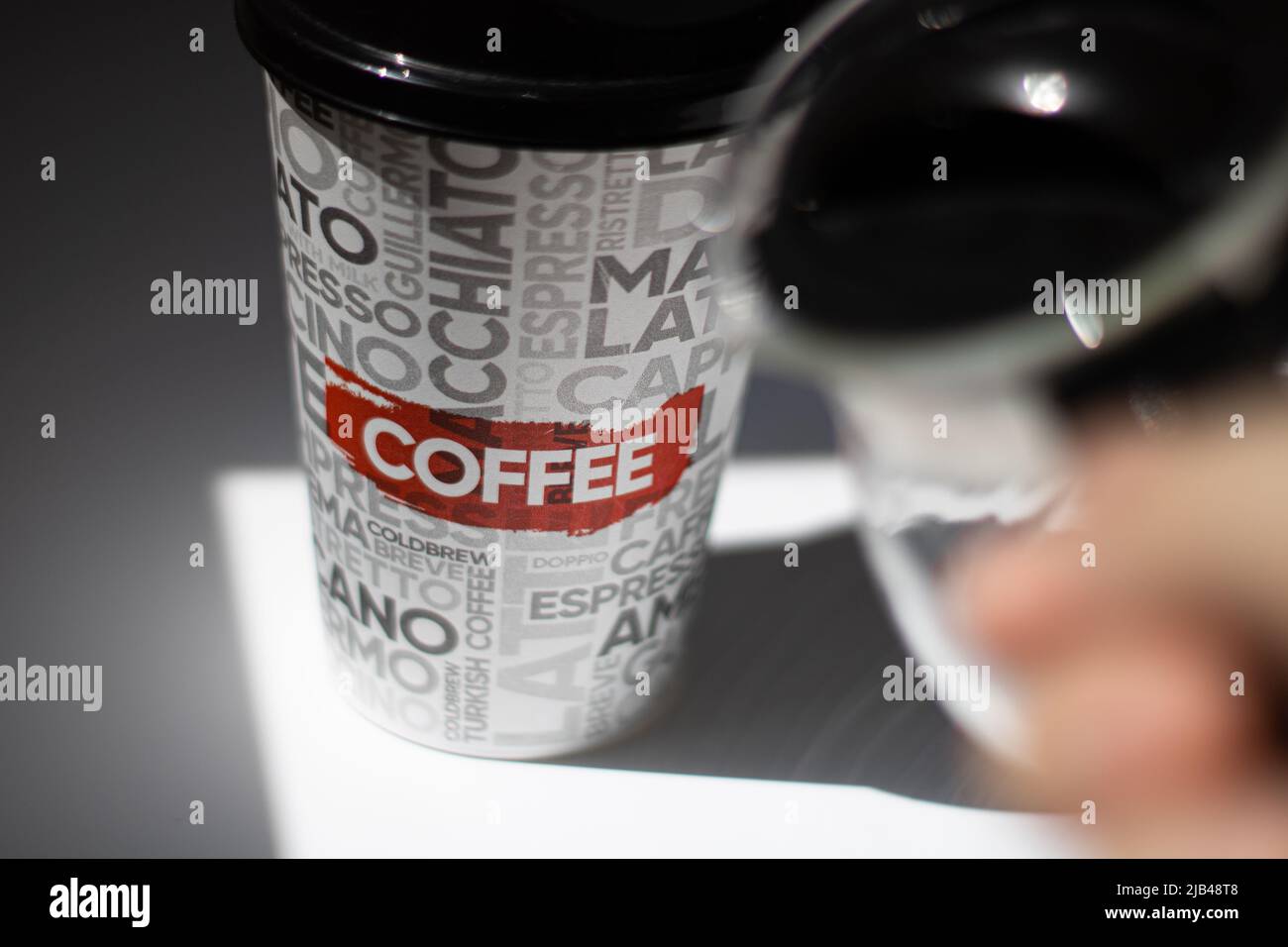 Kaffeetasse mit Kaffee darauf geschrieben Stockfoto