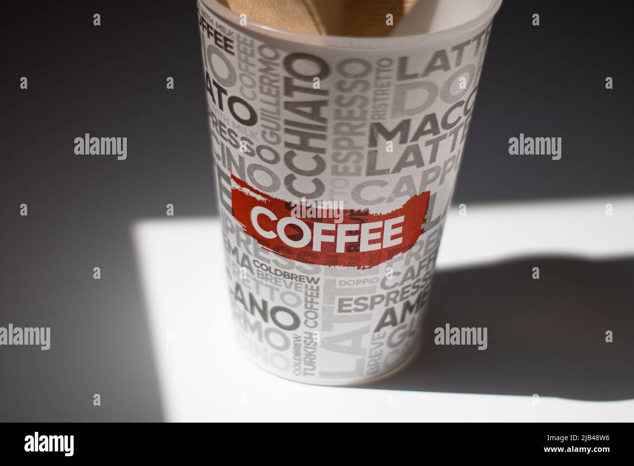 Kaffeetasse mit Kaffee-Etikett Stockfoto