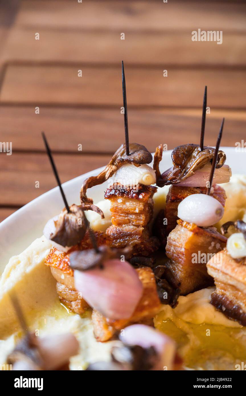 Schweinebauch, Zwiebeln und Pilzhors d'oeuvres oder Vorspeisen. Stockfoto