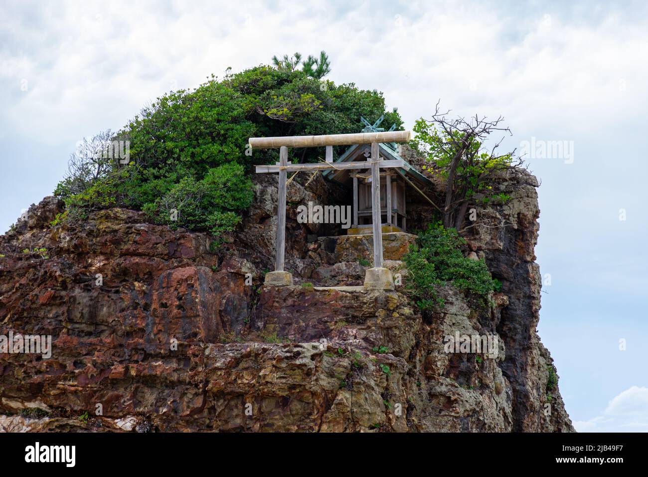 Nahaufnahme des berühmten Torii-Tores des Bentenjima-Schreines am Inasa Beach, Izumo, Shimane, Japan. Stockfoto