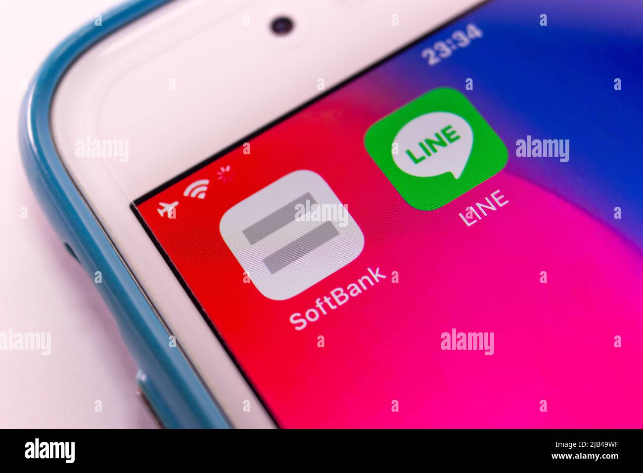 SoftBank mit LINIE auf dem iPhone. SoftBank hat neue Pläne für den monatlichen Datenplan „SoftBank On Line“ (LINMO) für 20GB angekündigt, der auf Ahamo von NTT Docomo folgt Stockfoto