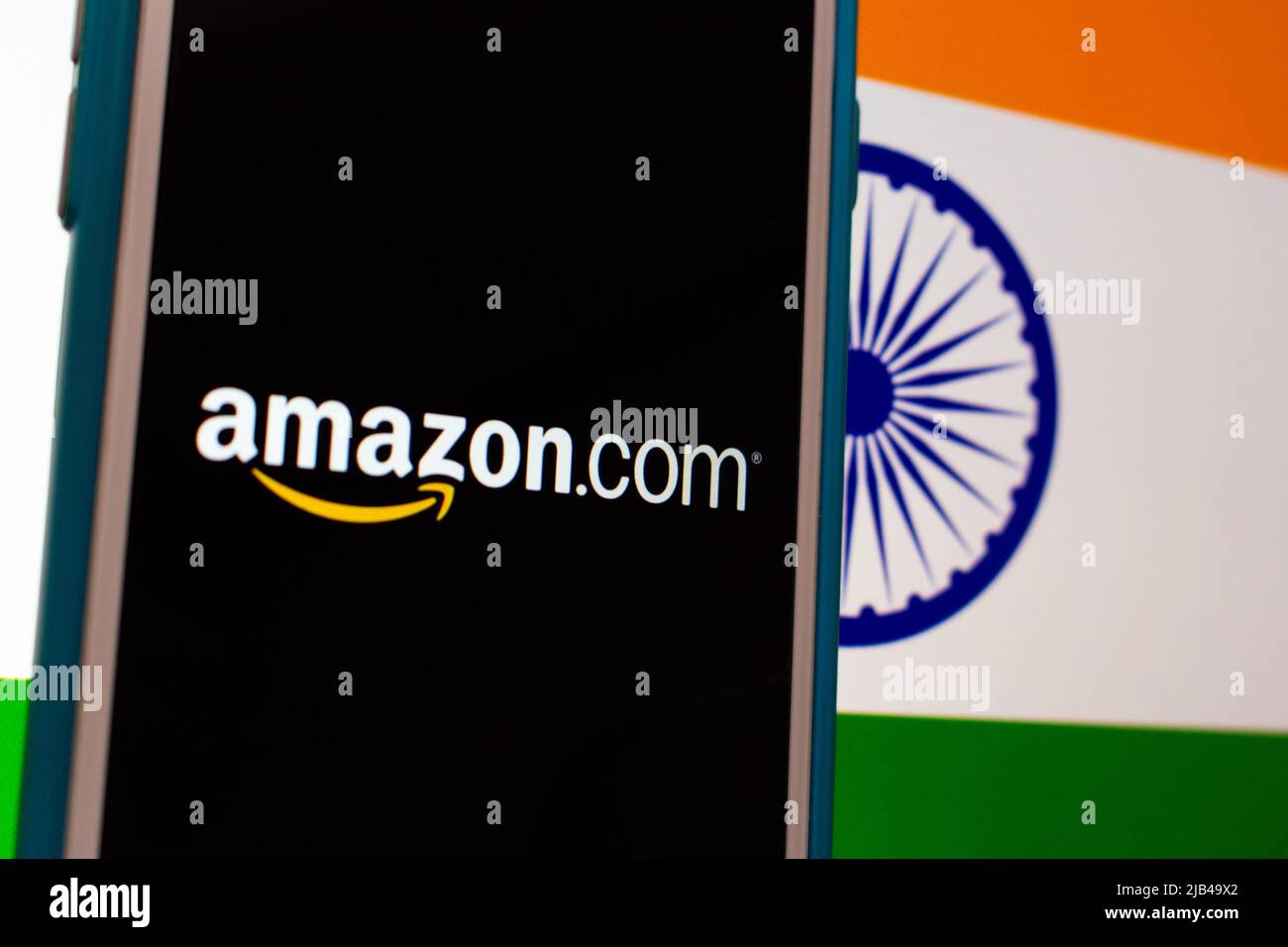 Logo von Amazon, einem US-amerikanischen multinationalen Technologieunternehmen mit Sitz in Seattle, Washington, auf dem iPhone mit indischer Flagge. Amazon ist die Nummer 2 des Online-Händlers in Indien Stockfoto