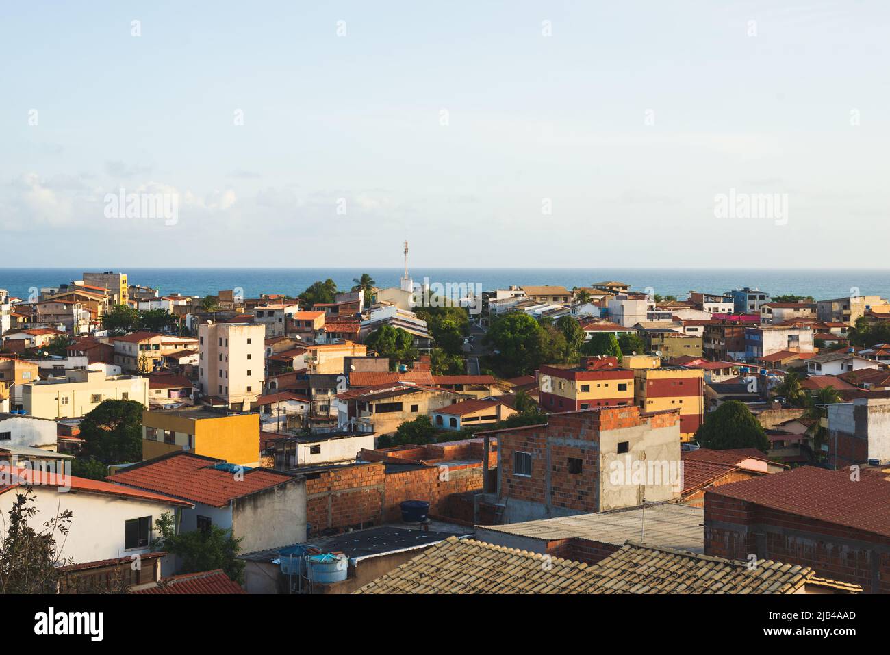 Stadtansicht der Stadt von oben gegen den klaren Himmel. Stadt Salvador, Bahia, Brasilien. Stockfoto