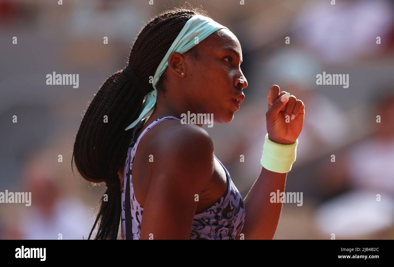 Paris, Frankreich. 2.. Juni 2022. Coco Gauff aus den Vereinigten Staaten reagiert während des Halbfinales der Frauen gegen die Italienerin Martina Trevisan beim French Open Tennisturnier in Roland Garros in Paris, Frankreich, 2. Juni 2022. Kredit: Gao Jing/Xinhua/Alamy Live Nachrichten Stockfoto