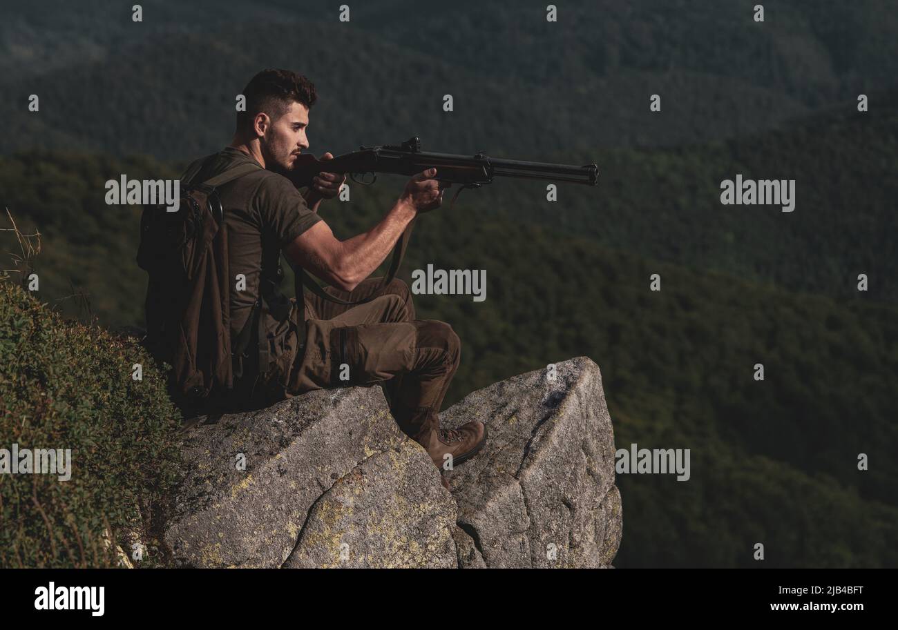 Verfolgen. Hunting Gear - Jagdzubehör und Ausrüstung. Hunter mit einer Schrotflinte in einer traditionellen Schießkleidung. Mann mit Waffe. Kollimation. Stockfoto