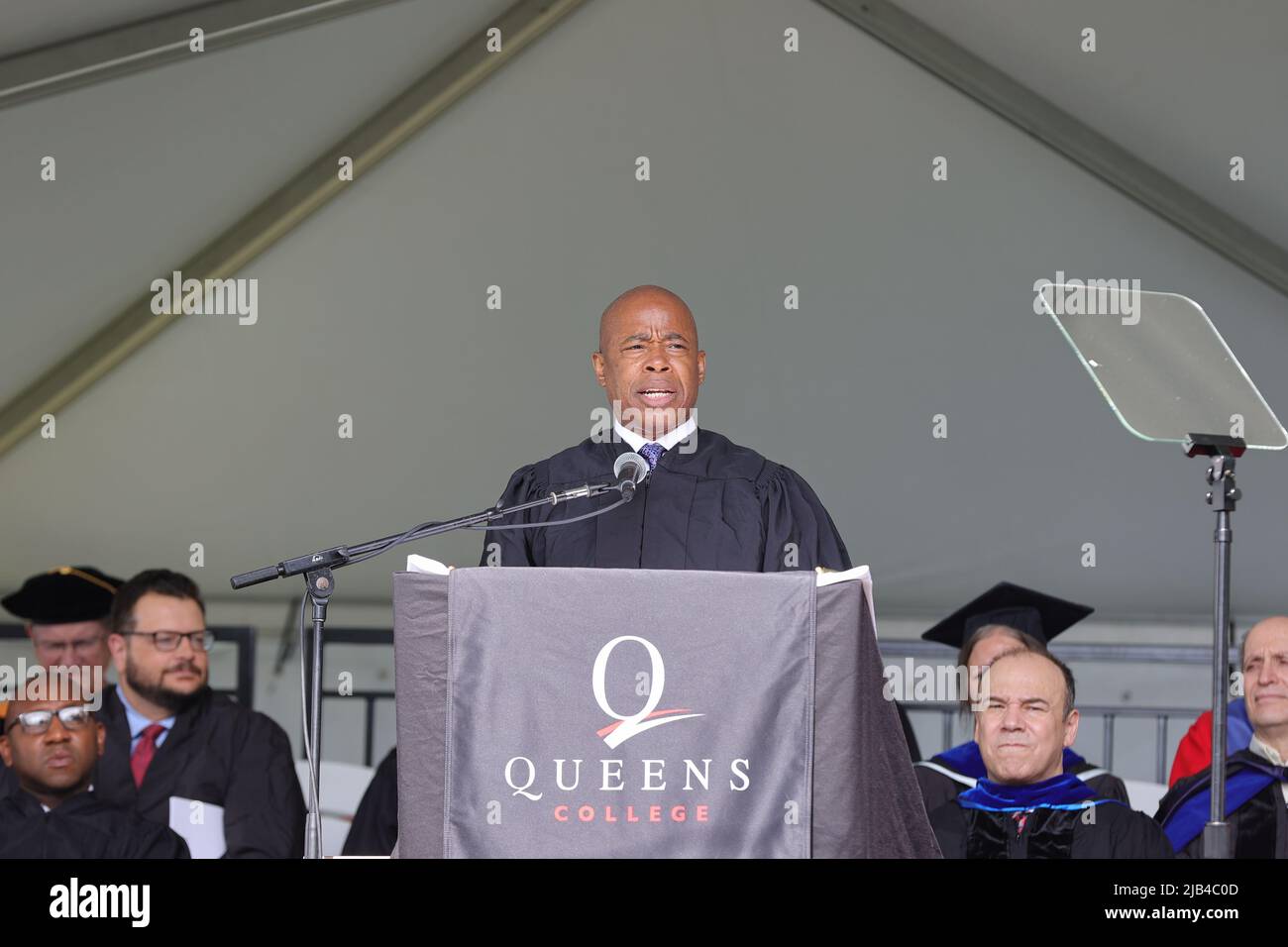 New York, NY, USA. 2.. Juni 2022. Queens College, Queens, New York, USA, Juni 02, 2022 - der Bürgermeister von New York, Eric Adams, gibt heute in Flushing, Queens, eine Anfangsrede für die Klasse von 2022 am Queens College. Foto: Luiz Rampelotto/EuropaNewswire.BILDNACHWEIS ERFORDERLICH. (Bild: © Luiz Rampelotto/ZUMA Press Wire) Bild: ZUMA Press, Inc./Alamy Live News Stockfoto