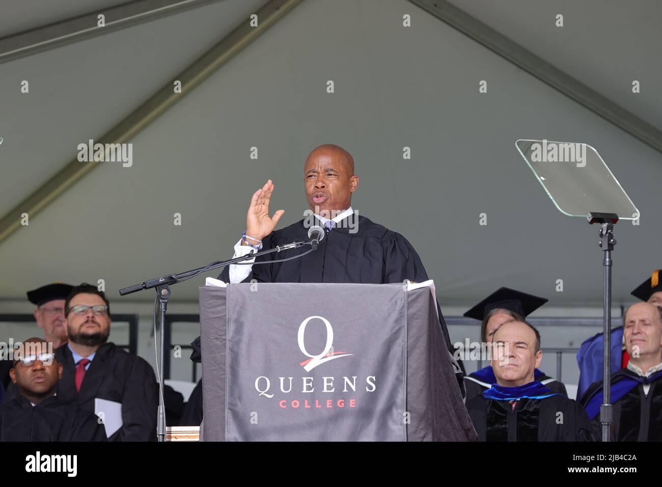 New York, NY, USA. 2.. Juni 2022. Queens College, Queens, New York, USA, Juni 02, 2022 - der Bürgermeister von New York, Eric Adams, gibt heute in Flushing, Queens, eine Anfangsrede für die Klasse von 2022 am Queens College. Foto: Luiz Rampelotto/EuropaNewswire.BILDNACHWEIS ERFORDERLICH. (Bild: © Luiz Rampelotto/ZUMA Press Wire) Bild: ZUMA Press, Inc./Alamy Live News Stockfoto