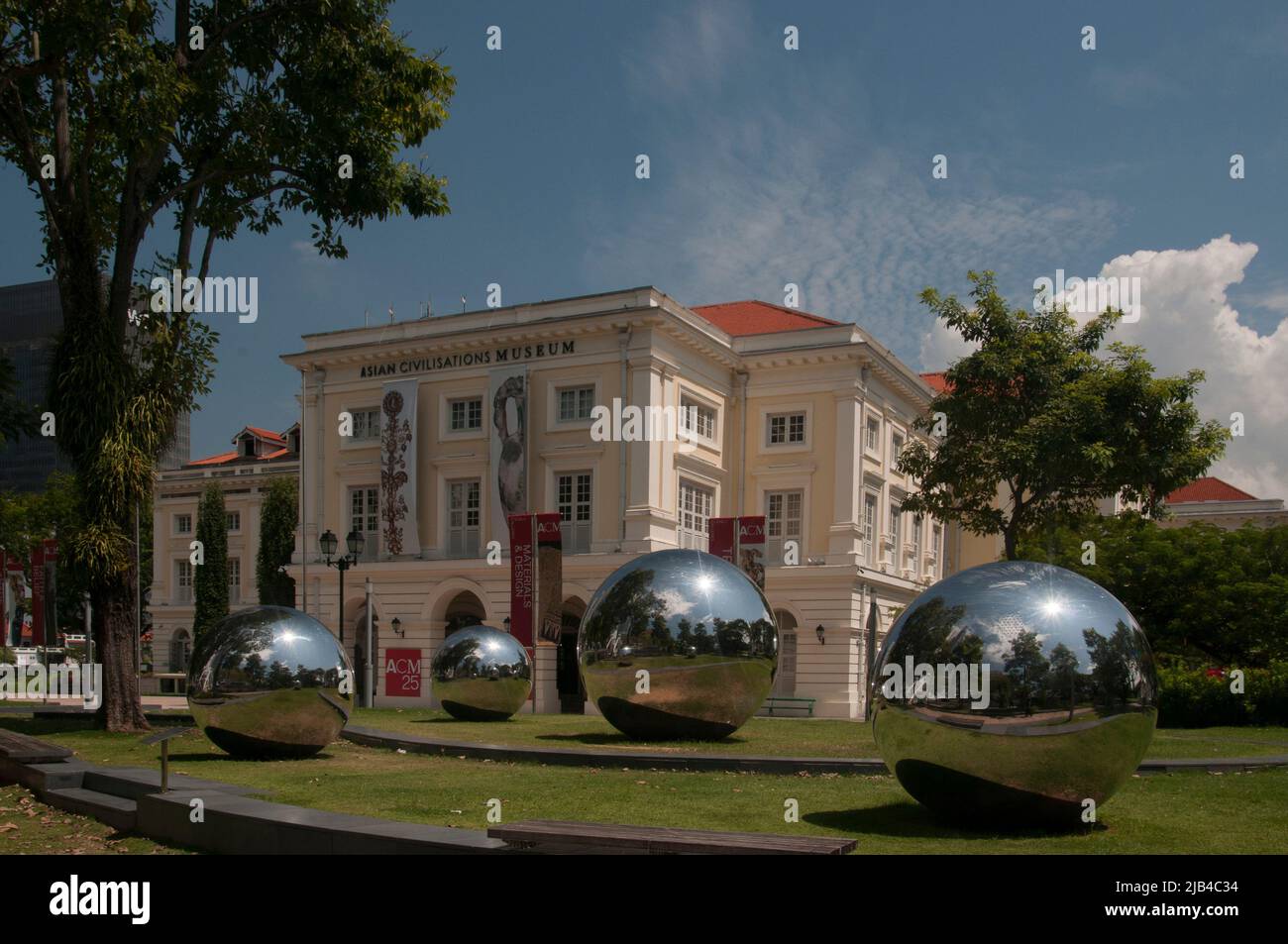 Stahlkugeln stehen auf dem Gelände des Asian Civilizations Museum, Singapur Stockfoto