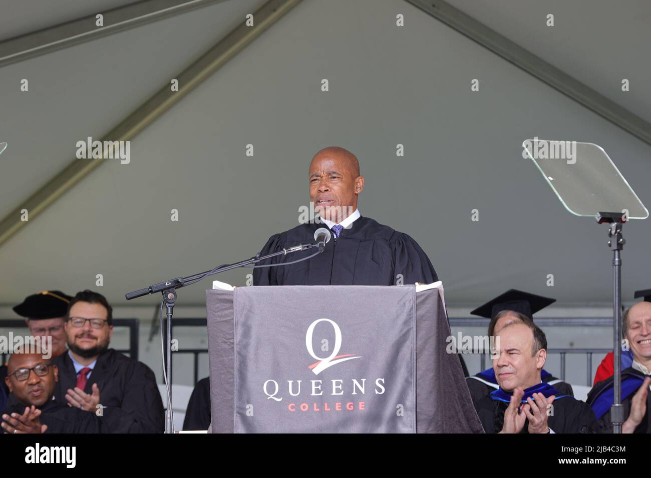 New York, NY, USA. 2.. Juni 2022. Queens College, Queens, New York, USA, Juni 02, 2022 - der Bürgermeister von New York, Eric Adams, gibt heute in Flushing, Queens, eine Anfangsrede für die Klasse von 2022 am Queens College. Foto: Luiz Rampelotto/EuropaNewswire.BILDNACHWEIS ERFORDERLICH. (Bild: © Luiz Rampelotto/ZUMA Press Wire) Bild: ZUMA Press, Inc./Alamy Live News Stockfoto