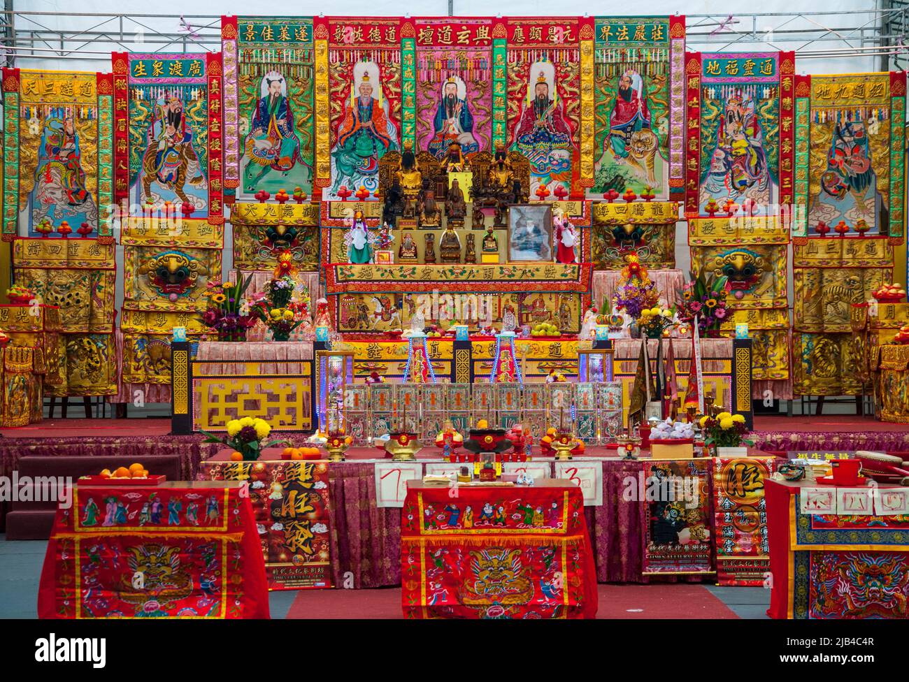 Traditioneller chinesischer Altar in einem Karnevalsfestzelt, Geylang, Singapur Stockfoto
