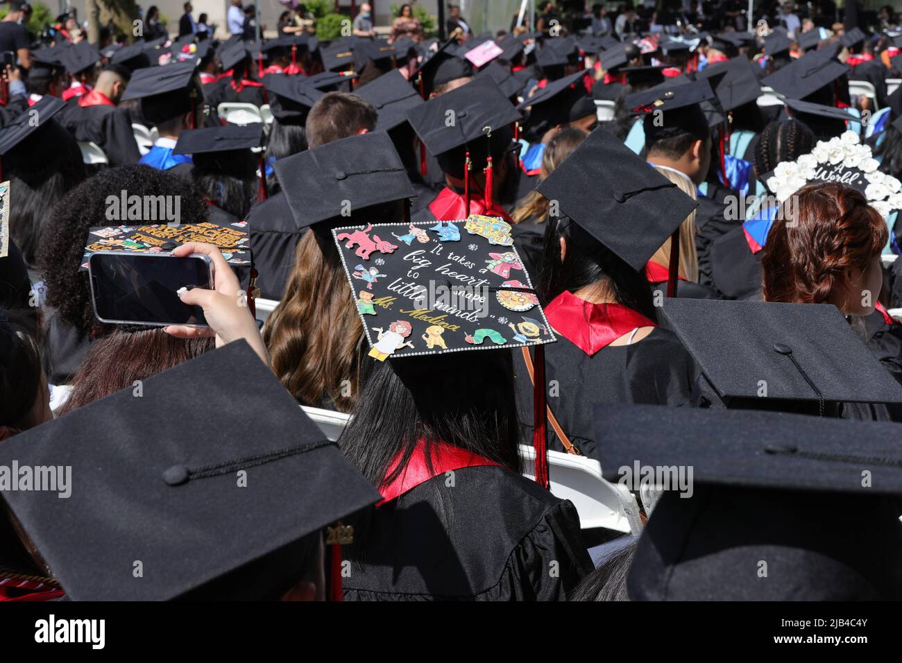 New York, NY, USA. 2.. Juni 2022. Queens College, Queens, New York, USA, Juni 02, 2022 - Studenten während der New York City Bürgermeister Eric Adams Anfangsansprache für die Klasse von 2022 am Queens College heute in Flushing Queens. Foto: Luiz Rampelotto/EuropaNewswire.BILDNACHWEIS ERFORDERLICH. (Bild: © Luiz Rampelotto/ZUMA Press Wire) Bild: ZUMA Press, Inc./Alamy Live News Stockfoto