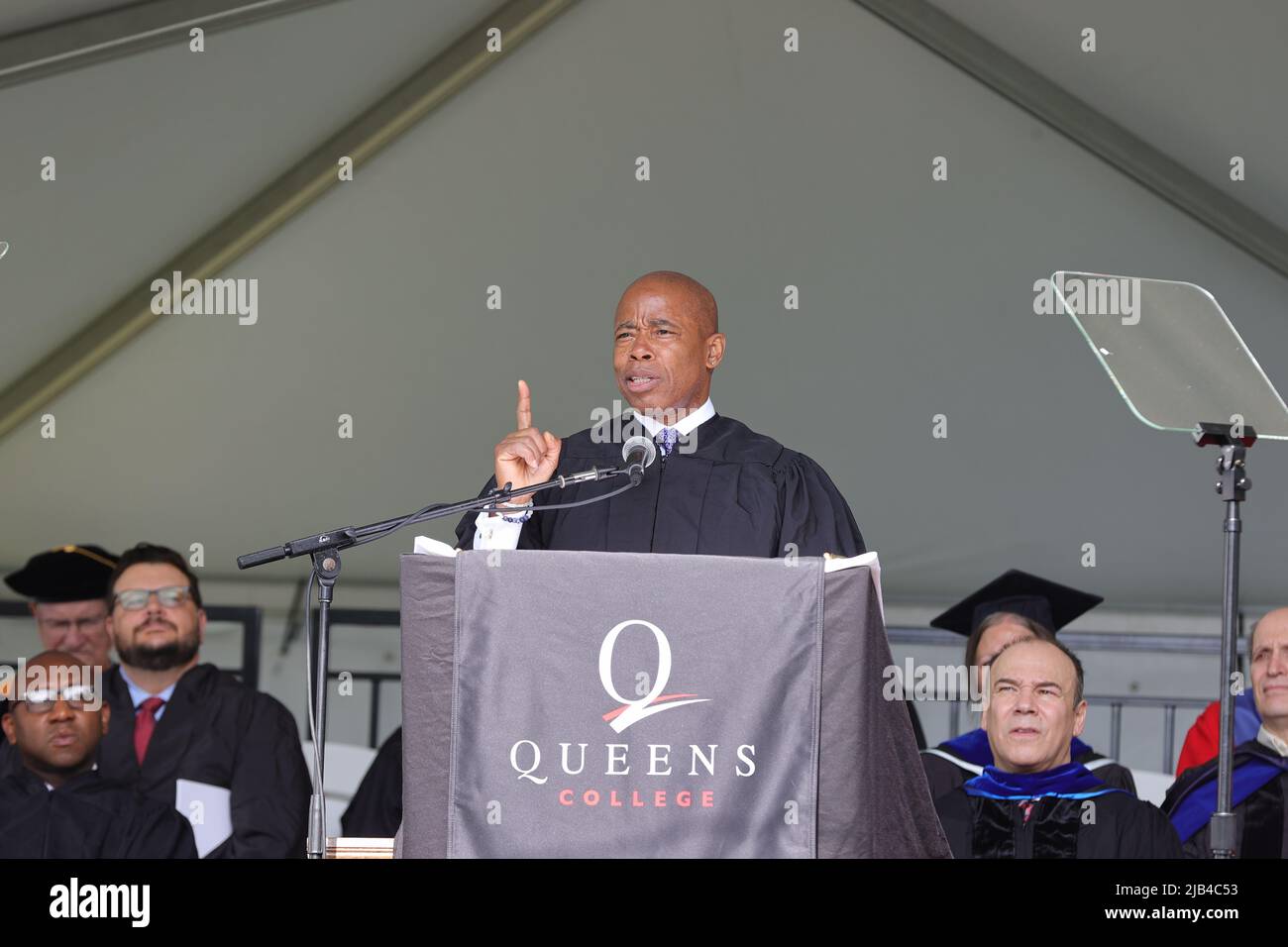 New York, NY, USA. 2.. Juni 2022. Queens College, Queens, New York, USA, Juni 02, 2022 - der Bürgermeister von New York, Eric Adams, gibt heute in Flushing, Queens, eine Anfangsrede für die Klasse von 2022 am Queens College. Foto: Luiz Rampelotto/EuropaNewswire.BILDNACHWEIS ERFORDERLICH. (Bild: © Luiz Rampelotto/ZUMA Press Wire) Bild: ZUMA Press, Inc./Alamy Live News Stockfoto