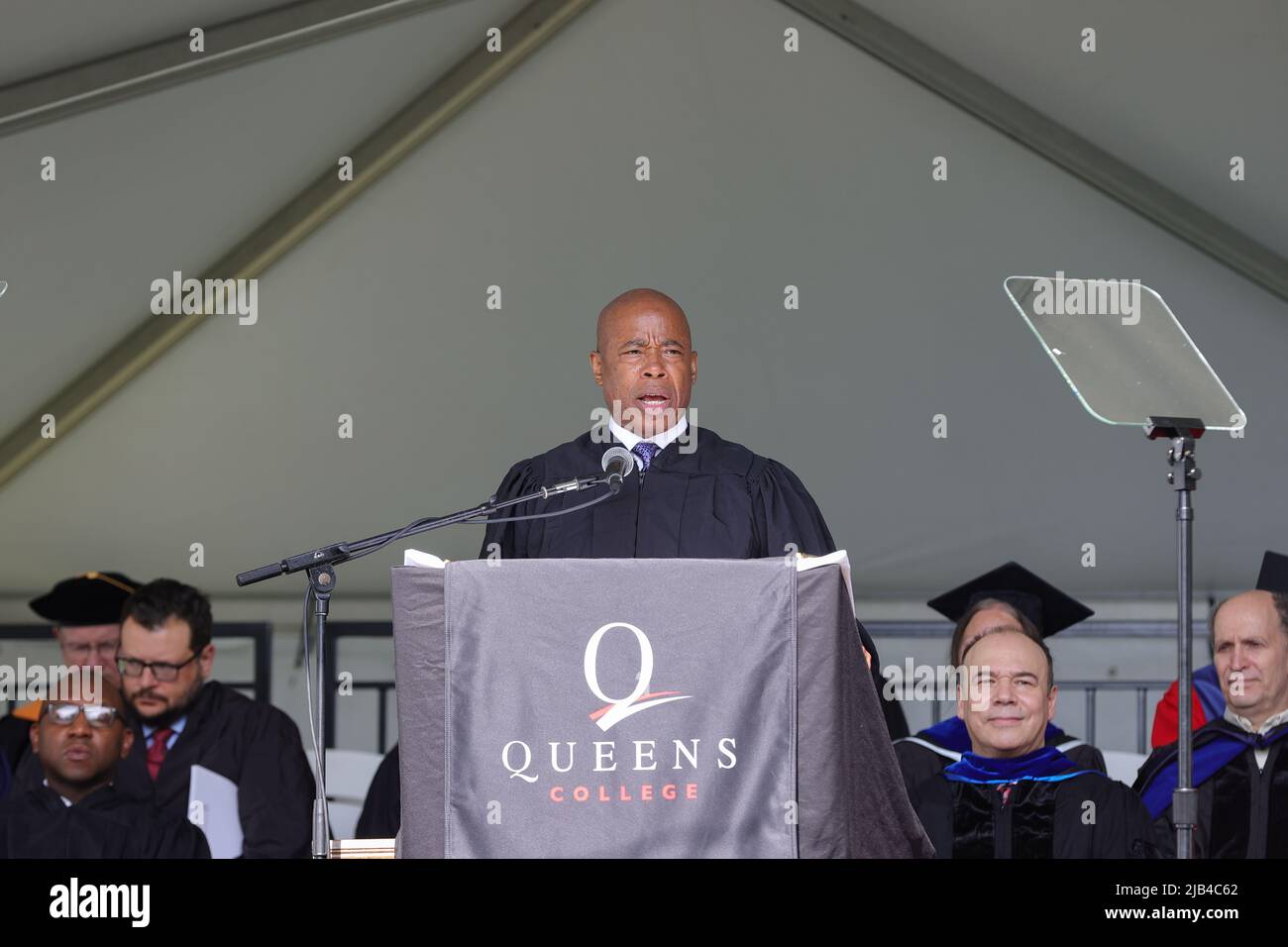 New York, NY, USA. 2.. Juni 2022. Queens College, Queens, New York, USA, Juni 02, 2022 - der Bürgermeister von New York, Eric Adams, gibt heute in Flushing, Queens, eine Anfangsrede für die Klasse von 2022 am Queens College. Foto: Luiz Rampelotto/EuropaNewswire.BILDNACHWEIS ERFORDERLICH. (Bild: © Luiz Rampelotto/ZUMA Press Wire) Bild: ZUMA Press, Inc./Alamy Live News Stockfoto