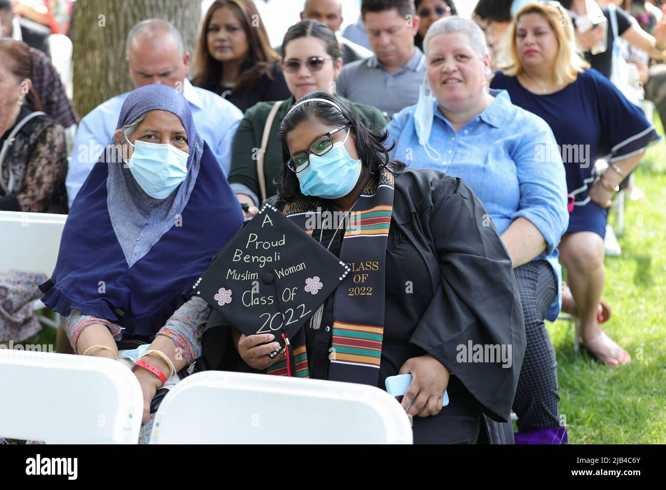 New York, NY, USA. 2.. Juni 2022. Queens College, Queens, New York, USA, Juni 02, 2022 - Studenten während der New York City Bürgermeister Eric Adams Anfangsansprache für die Klasse von 2022 am Queens College heute in Flushing Queens. Foto: Luiz Rampelotto/EuropaNewswire.BILDNACHWEIS ERFORDERLICH. (Bild: © Luiz Rampelotto/ZUMA Press Wire) Bild: ZUMA Press, Inc./Alamy Live News Stockfoto