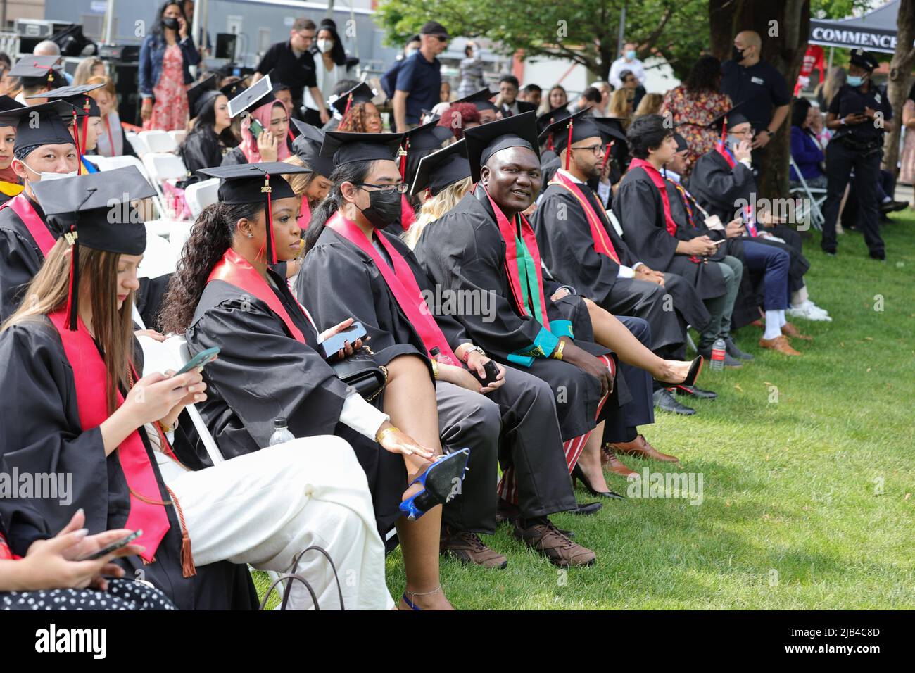 New York, NY, USA. 2.. Juni 2022. Queens College, Queens, New York, USA, Juni 02, 2022 - Studenten während der New York City Bürgermeister Eric Adams Anfangsansprache für die Klasse von 2022 am Queens College heute in Flushing Queens. Foto: Luiz Rampelotto/EuropaNewswire.BILDNACHWEIS ERFORDERLICH. (Bild: © Luiz Rampelotto/ZUMA Press Wire) Bild: ZUMA Press, Inc./Alamy Live News Stockfoto