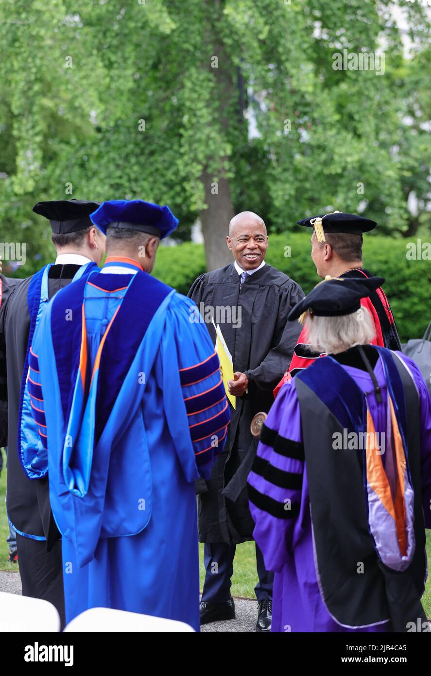 New York, NY, USA. 2.. Juni 2022. Queens College, Queens, New York, USA, Juni 02, 2022 - der Bürgermeister von New York, Eric Adams, gibt heute in Flushing, Queens, eine Anfangsrede für die Klasse von 2022 am Queens College. Foto: Luiz Rampelotto/EuropaNewswire.BILDNACHWEIS ERFORDERLICH. (Bild: © Luiz Rampelotto/ZUMA Press Wire) Bild: ZUMA Press, Inc./Alamy Live News Stockfoto
