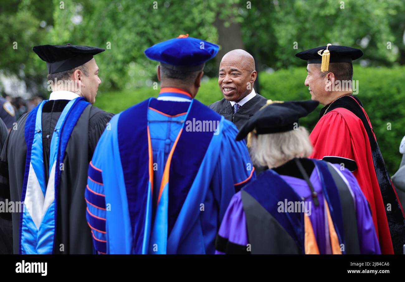 New York, NY, USA. 2.. Juni 2022. Queens College, Queens, New York, USA, Juni 02, 2022 - der Bürgermeister von New York, Eric Adams, gibt heute in Flushing, Queens, eine Anfangsrede für die Klasse von 2022 am Queens College. Foto: Luiz Rampelotto/EuropaNewswire.BILDNACHWEIS ERFORDERLICH. (Bild: © Luiz Rampelotto/ZUMA Press Wire) Bild: ZUMA Press, Inc./Alamy Live News Stockfoto