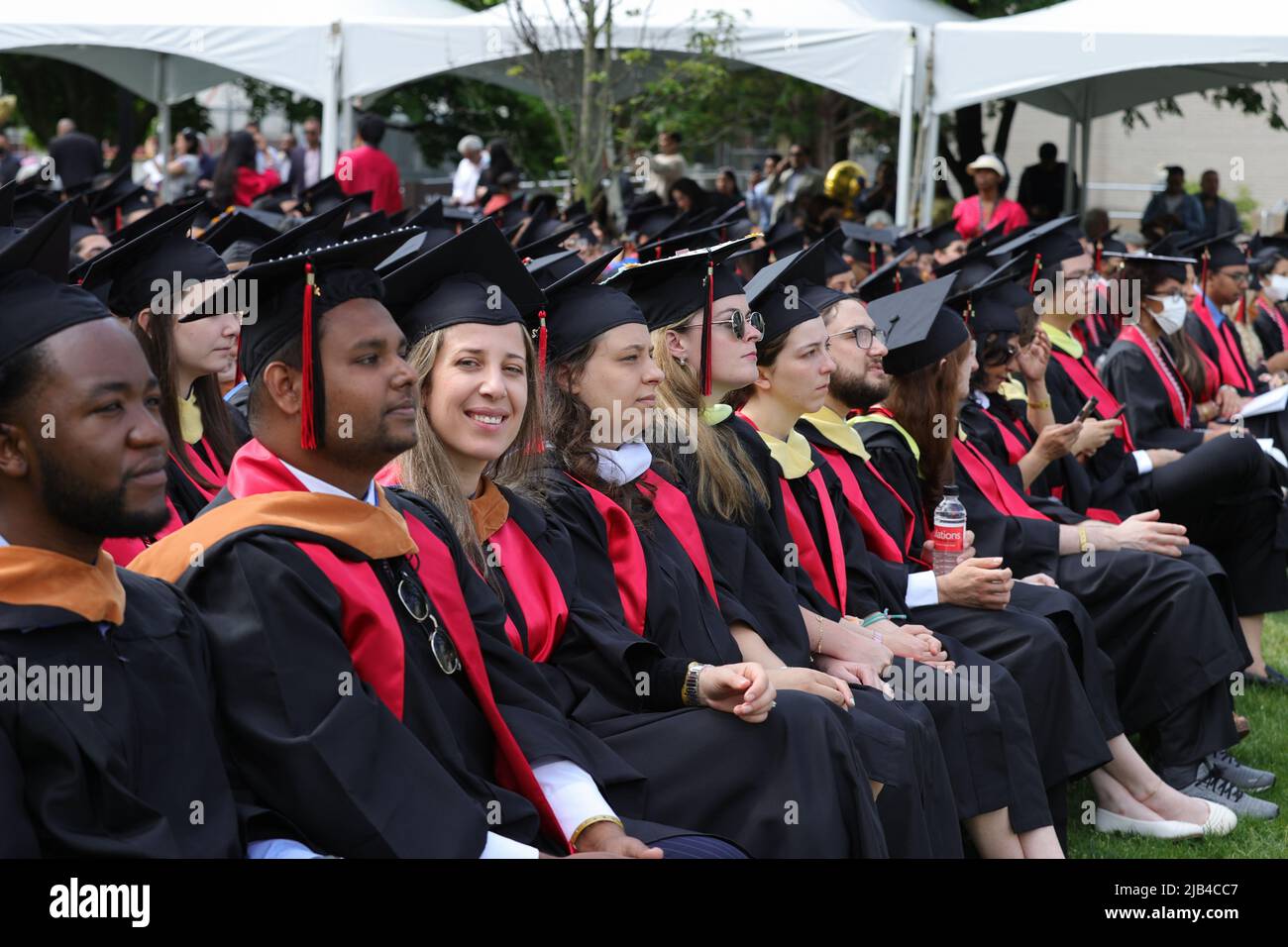 New York, NY, USA. 2.. Juni 2022. Queens College, Queens, New York, USA, Juni 02, 2022 - Studenten während der New York City Bürgermeister Eric Adams Anfangsansprache für die Klasse von 2022 am Queens College heute in Flushing Queens. Foto: Luiz Rampelotto/EuropaNewswire.BILDNACHWEIS ERFORDERLICH. (Bild: © Luiz Rampelotto/ZUMA Press Wire) Bild: ZUMA Press, Inc./Alamy Live News Stockfoto