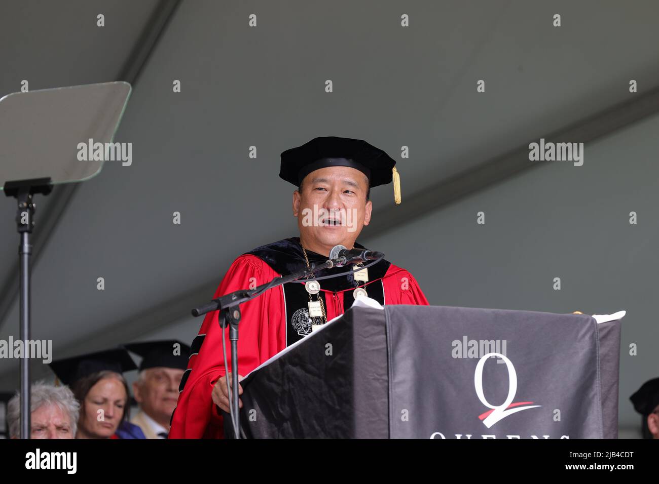 New York, NY, USA. 2.. Juni 2022. Queens College, Queens, New York, USA, Juni 02, 2022 - Frank H. Wu ist Präsident des Queens College während der New Yorker Bürgermeisterin Eric Adams, der heute in Flushing, Queens, die 2022-jährige Klasse am Queens College besuchte. Foto: Luiz Rampelotto/EuropaNewswire.BILDNACHWEIS ERFORDERLICH. (Bild: © Luiz Rampelotto/ZUMA Press Wire) Bild: ZUMA Press, Inc./Alamy Live News Stockfoto