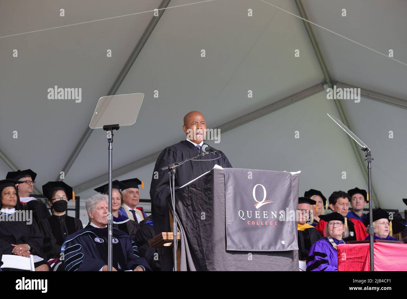 New York, NY, USA. 2.. Juni 2022. Queens College, Queens, New York, USA, Juni 02, 2022 - der Bürgermeister von New York, Eric Adams, gibt heute in Flushing, Queens, eine Anfangsrede für die Klasse von 2022 am Queens College. Foto: Luiz Rampelotto/EuropaNewswire.BILDNACHWEIS ERFORDERLICH. (Bild: © Luiz Rampelotto/ZUMA Press Wire) Bild: ZUMA Press, Inc./Alamy Live News Stockfoto