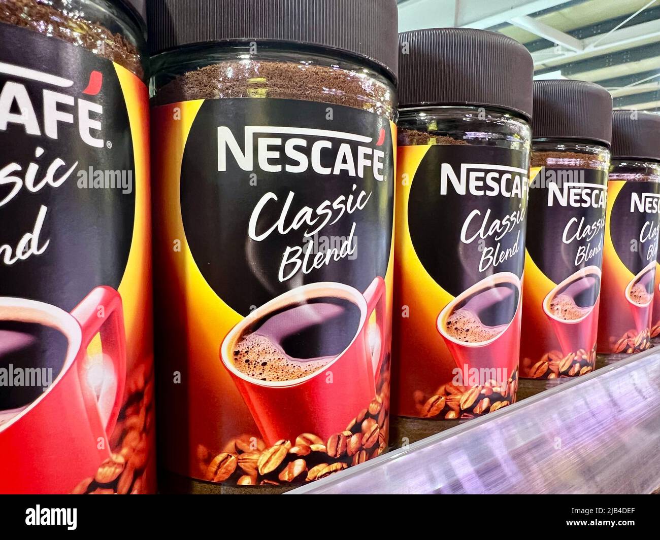 Nescafe Classic Blend Kaffee auf einem Regal in einem Supermarkt Stockfoto