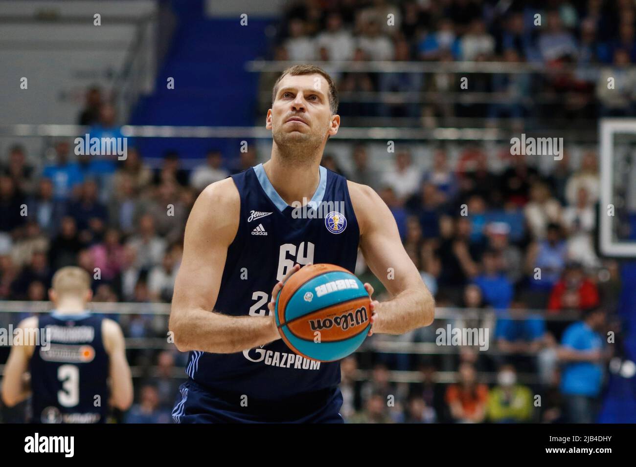 Sankt Petersburg, Russland. 02.. Juni 2022. Sergey Monya (Platz 64) von Zenit wurde während des sechsten Matchfinales des VTB United League Basketballspiels zwischen Zenit und CSKA in der Sibur Arena in Aktion gesehen. Endstand; Zenit Saint Petersburg 82:63 CSKA Moscow. (Foto von Maksim Konstantinov/SOPA Images/Sipa USA) Quelle: SIPA USA/Alamy Live News Stockfoto