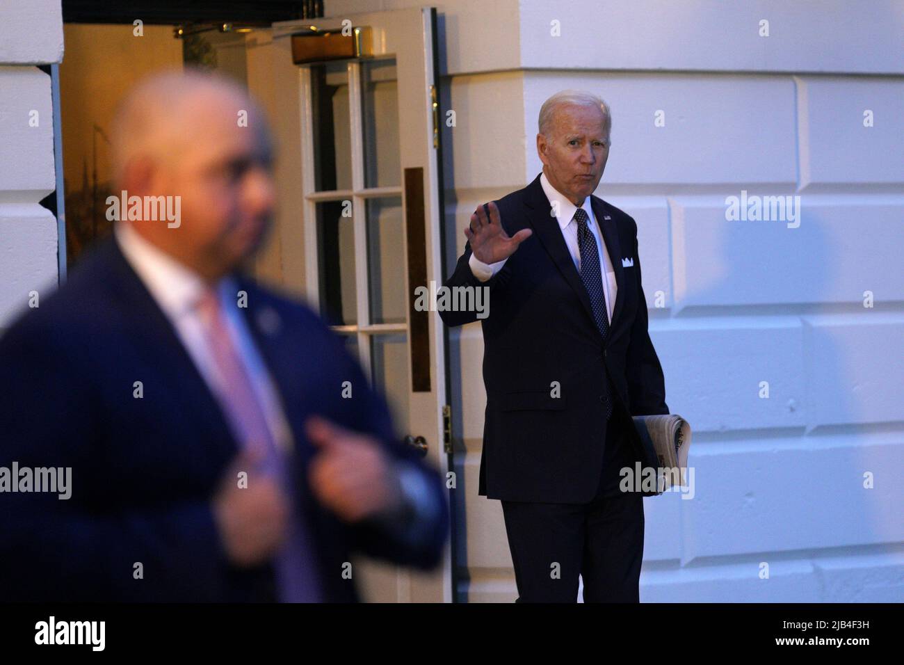 Washington, Usa. 02.. Juni 2022. US-Präsident Joe Biden verlässt am 2. Juni 2022 das Weiße Haus in Washington auf dem Weg nach Rehoboth Beach, Delaware. Foto von Yuri Gripas/UPI Credit: UPI/Alamy Live News Stockfoto