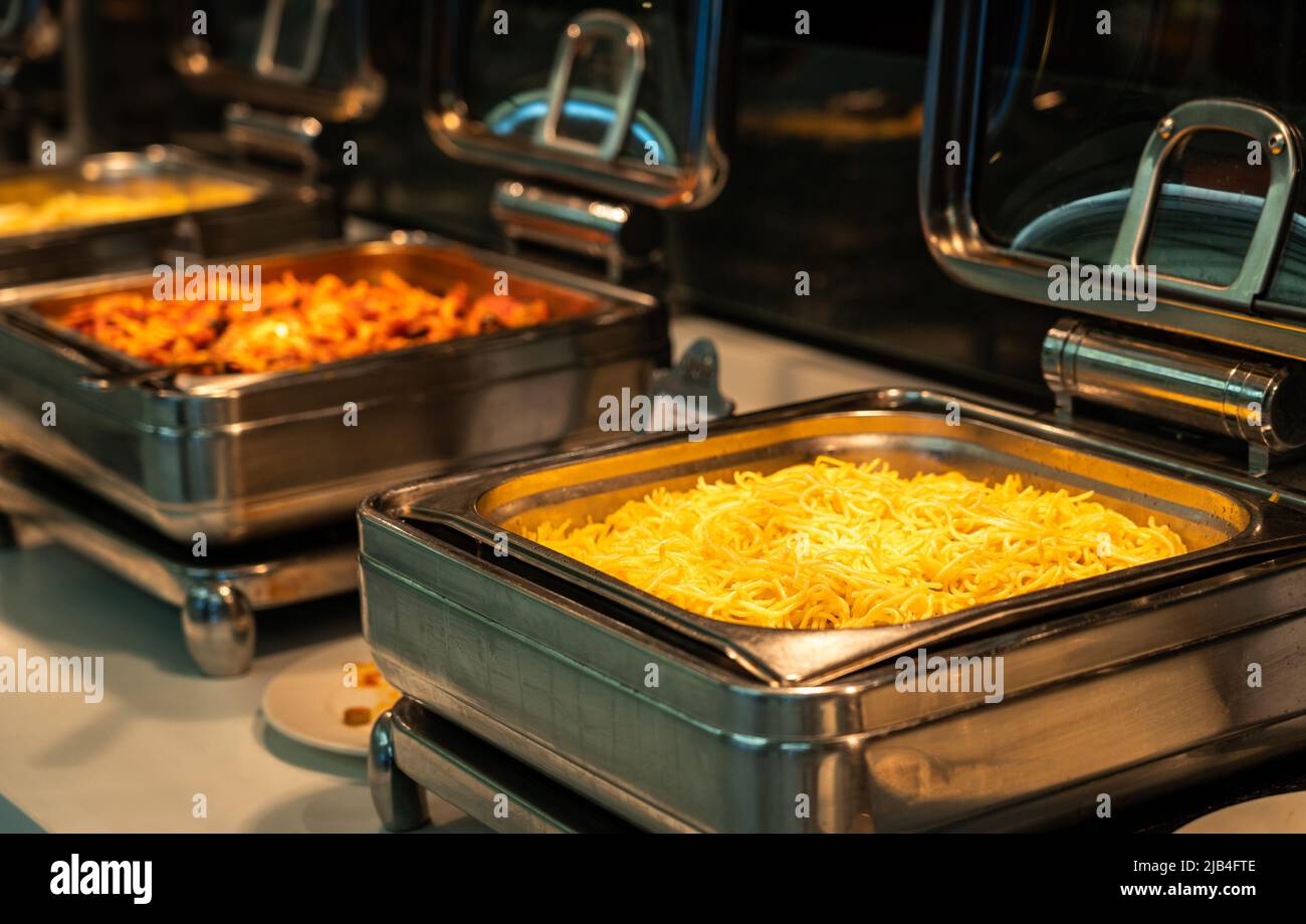 Beheizte Tabletts in Buffetform, serviert mit Pasta-Auswahl zum Frühstück Stockfoto