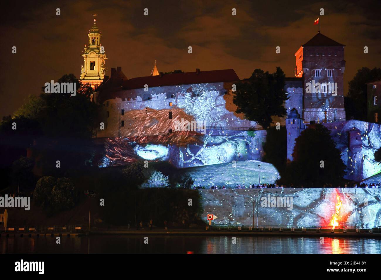 Eine Nachtansicht von Schloss Wawel, beleuchtet mit Themen aus der TV-Show "Stranger Things", als Teil einer Werbekampagne für die letzte Saison. Stockfoto