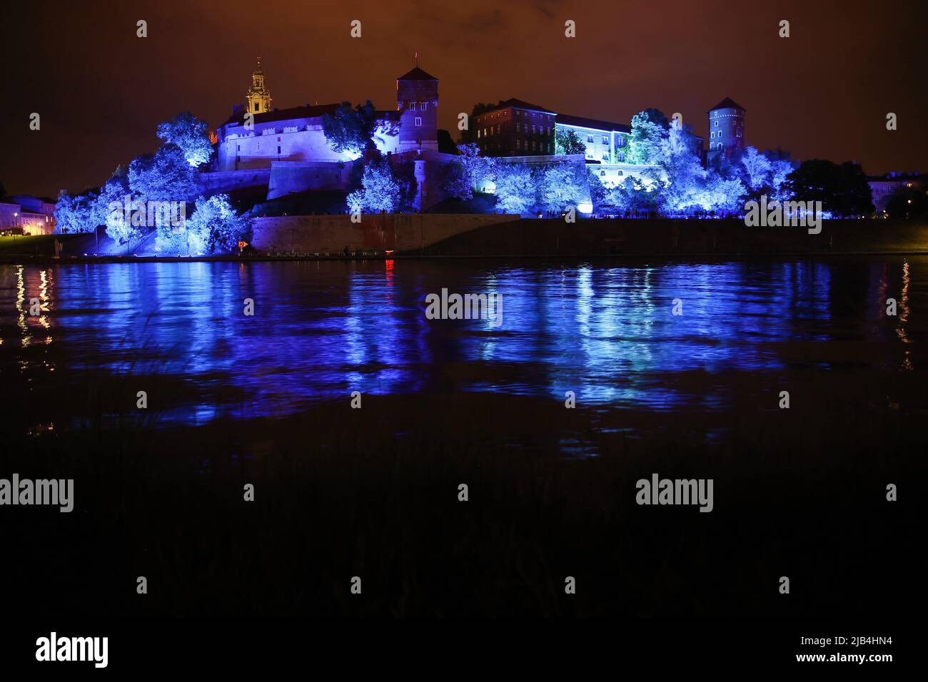 Krakau, Polen. 26.. Mai 2022. Eine Nachtansicht von Schloss Wawel, beleuchtet mit Themen aus der TV-Show "Stranger Things", als Teil einer Werbekampagne für die letzte Saison. (Bild: © Vito Corleone/SOPA Images via ZUMA Press Wire) Stockfoto