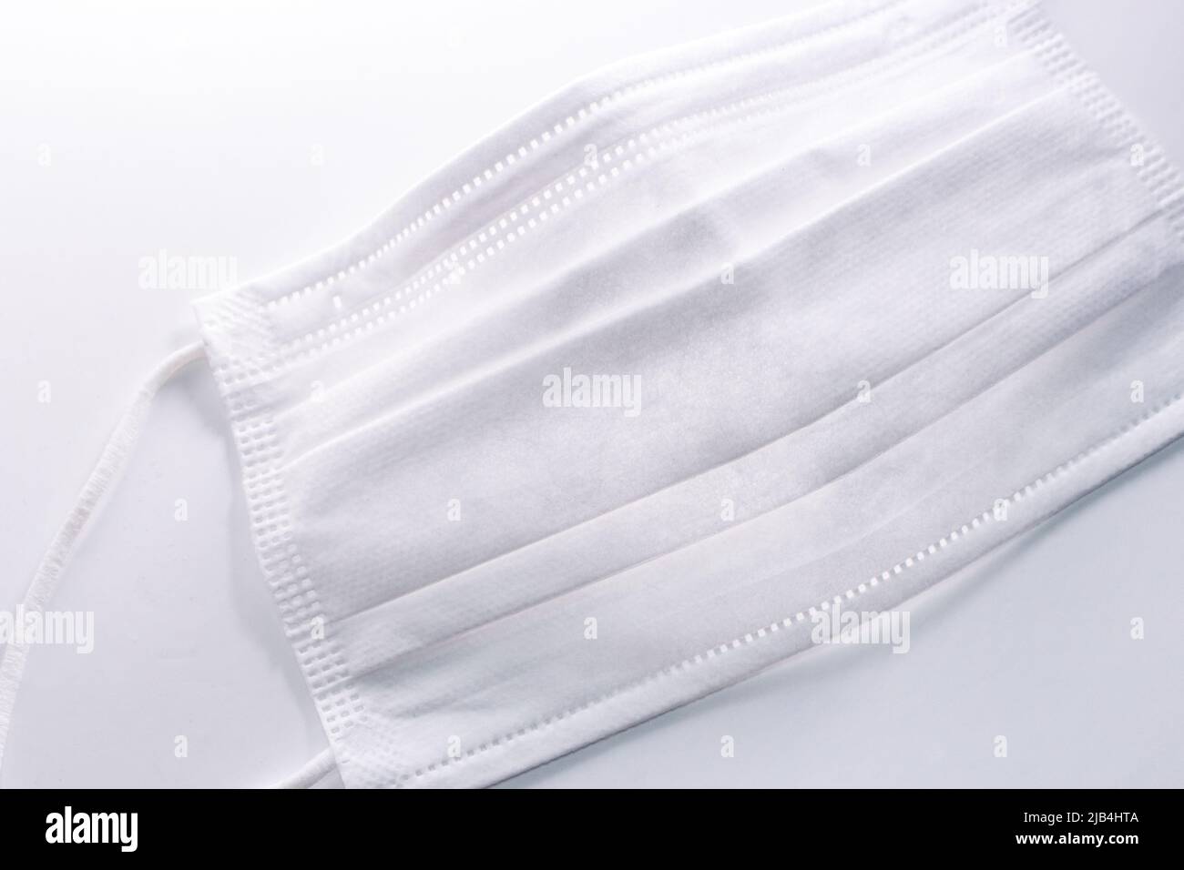 Einfarbige weiße Gesichtsmaske (Abdeckung) auf weißem Hintergrund. Stockfoto