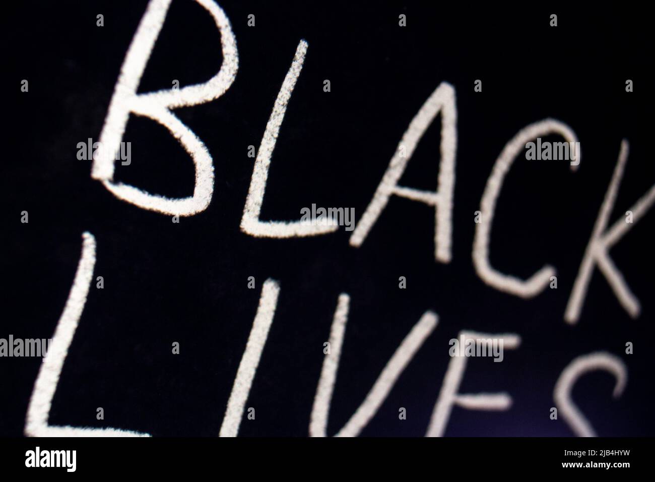 Nahaufnahme der Phrase BLACK LIVES MATTER durch Handschrift (weiße Kreide) auf Blackboad. Stockfoto